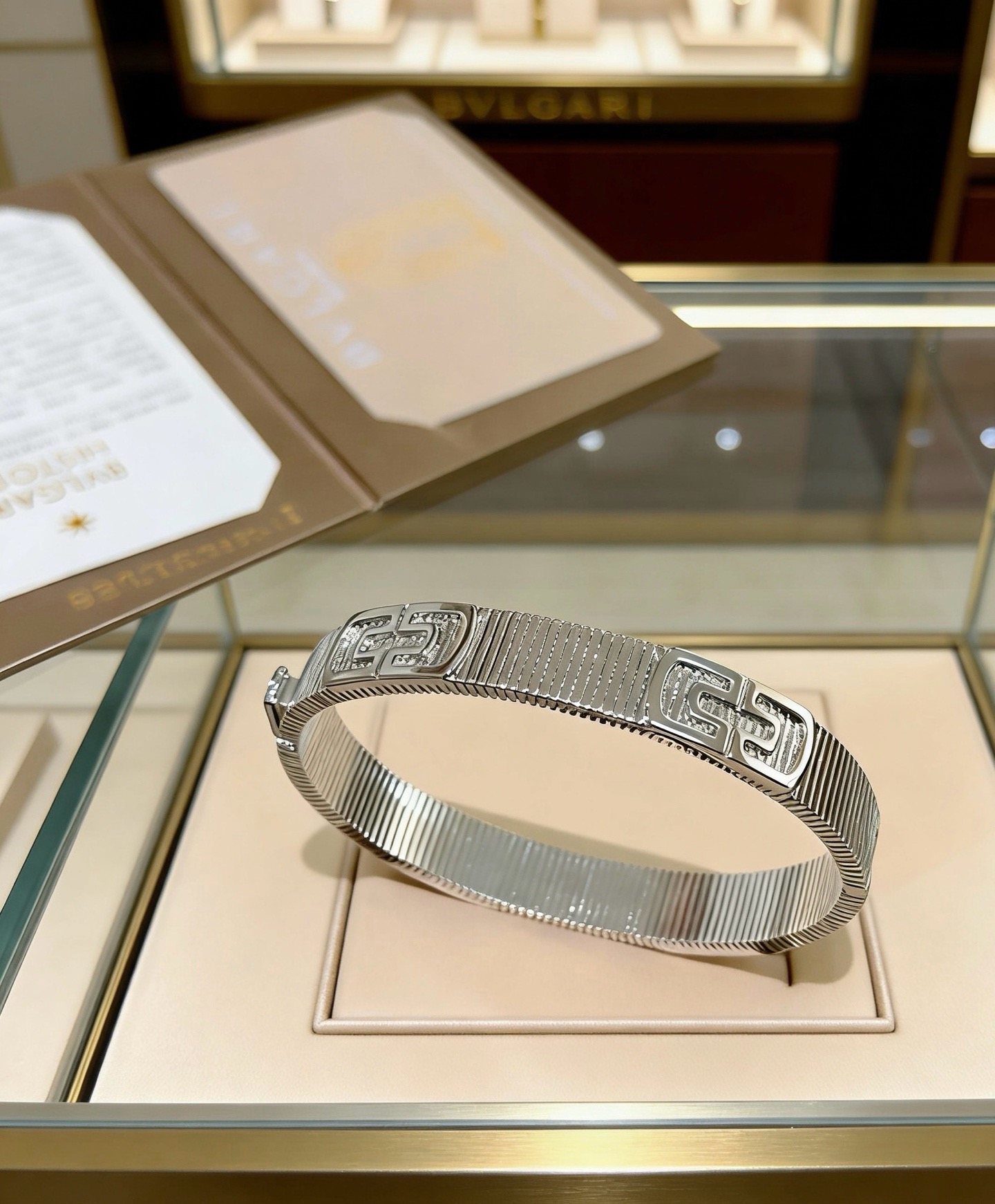 BVLGARI A貨 銀色寬版手鐲 幾何鑲鑽設計 百搭款| 13 BVLGARI A貨 銀色寬版手鐲 幾何鑲鑽設計 百搭款