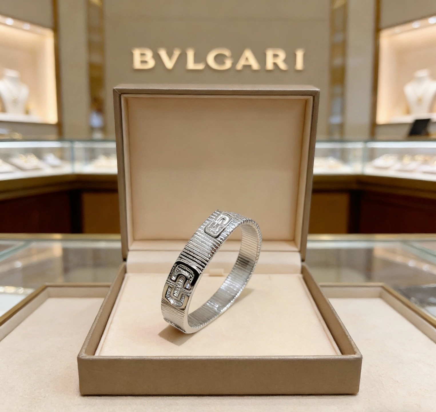 BVLGARI A貨 銀色寬版手鐲 幾何鑲鑽設計 百搭款| 10 BVLGARI A貨 銀色寬版手鐲 幾何鑲鑽設計 百搭款