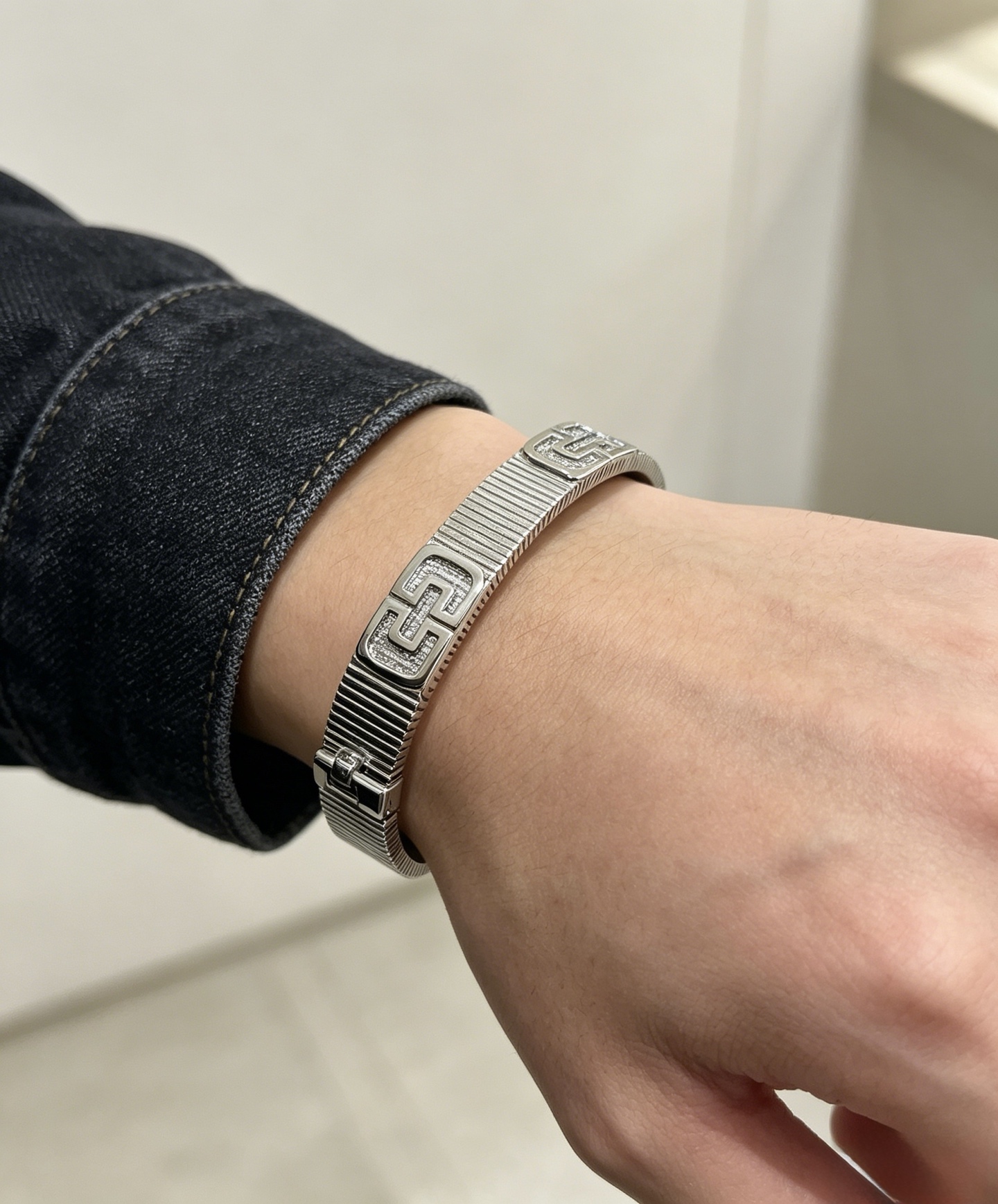 BVLGARI A貨 銀色寬版手鐲 幾何鑲鑽設計 百搭款| 9 BVLGARI A貨 銀色寬版手鐲 幾何鑲鑽設計 百搭款