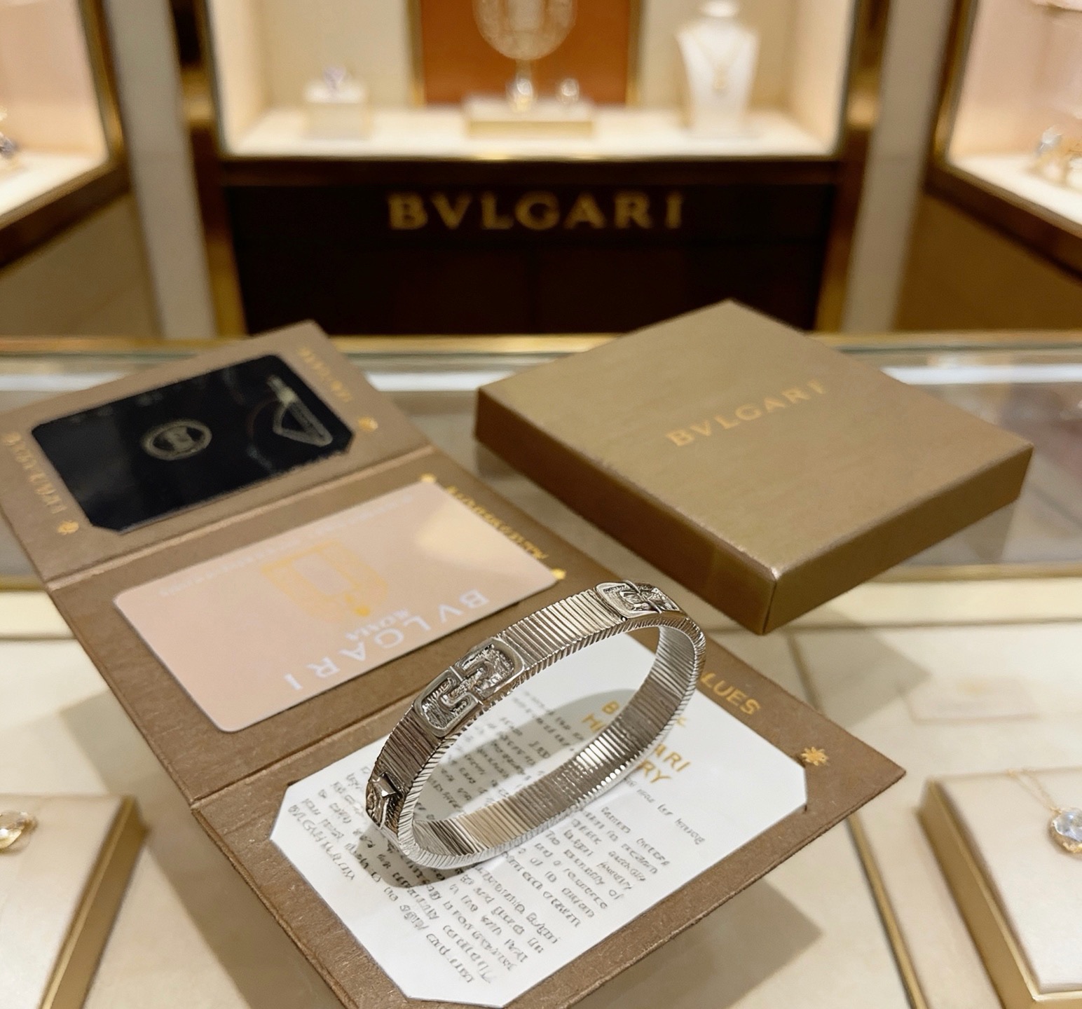BVLGARI A貨 銀色寬版手鐲 幾何鑲鑽設計 百搭款| 8 BVLGARI A貨 銀色寬版手鐲 幾何鑲鑽設計 百搭款