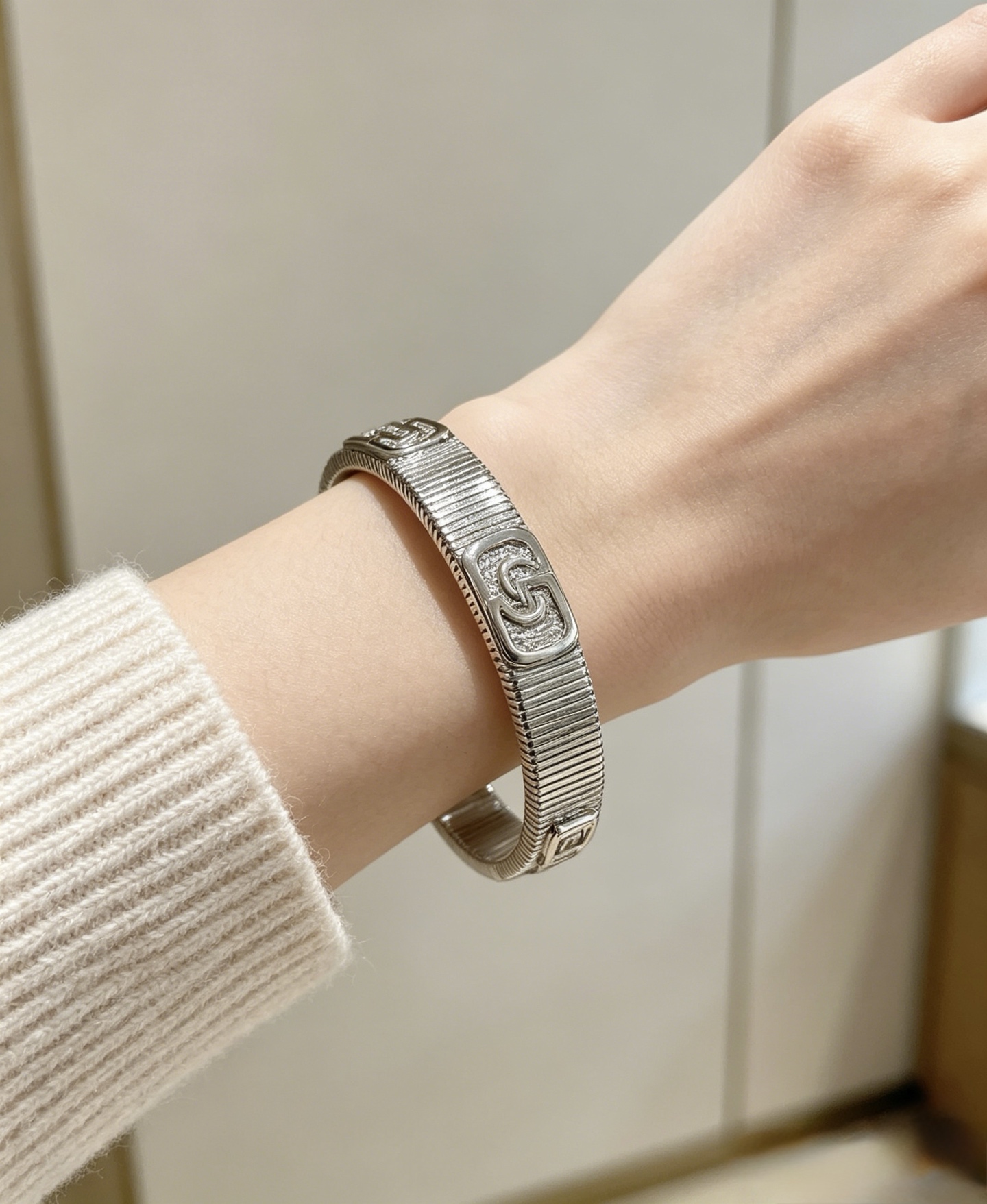 BVLGARI A貨 銀色寬版手鐲 幾何鑲鑽設計 百搭款| 7 BVLGARI A貨 銀色寬版手鐲 幾何鑲鑽設計 百搭款