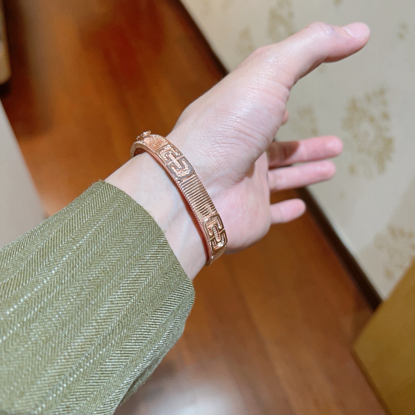 BVLGARI 原單 玫瑰金寬版手鐲 幾何雕紋設計 高級款| 11 BVLGARI 原單 玫瑰金寬版手鐲 幾何雕紋設計 高級款