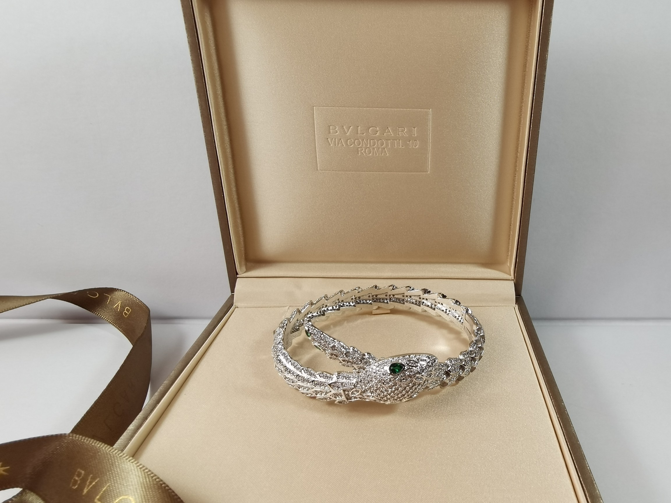 BVLGARI 蛇頭手鐲 滿鑽開口設計女款高級時尚手環| 11 BVLGARI 蛇頭手鐲 滿鑽開口設計女款高級時尚手環