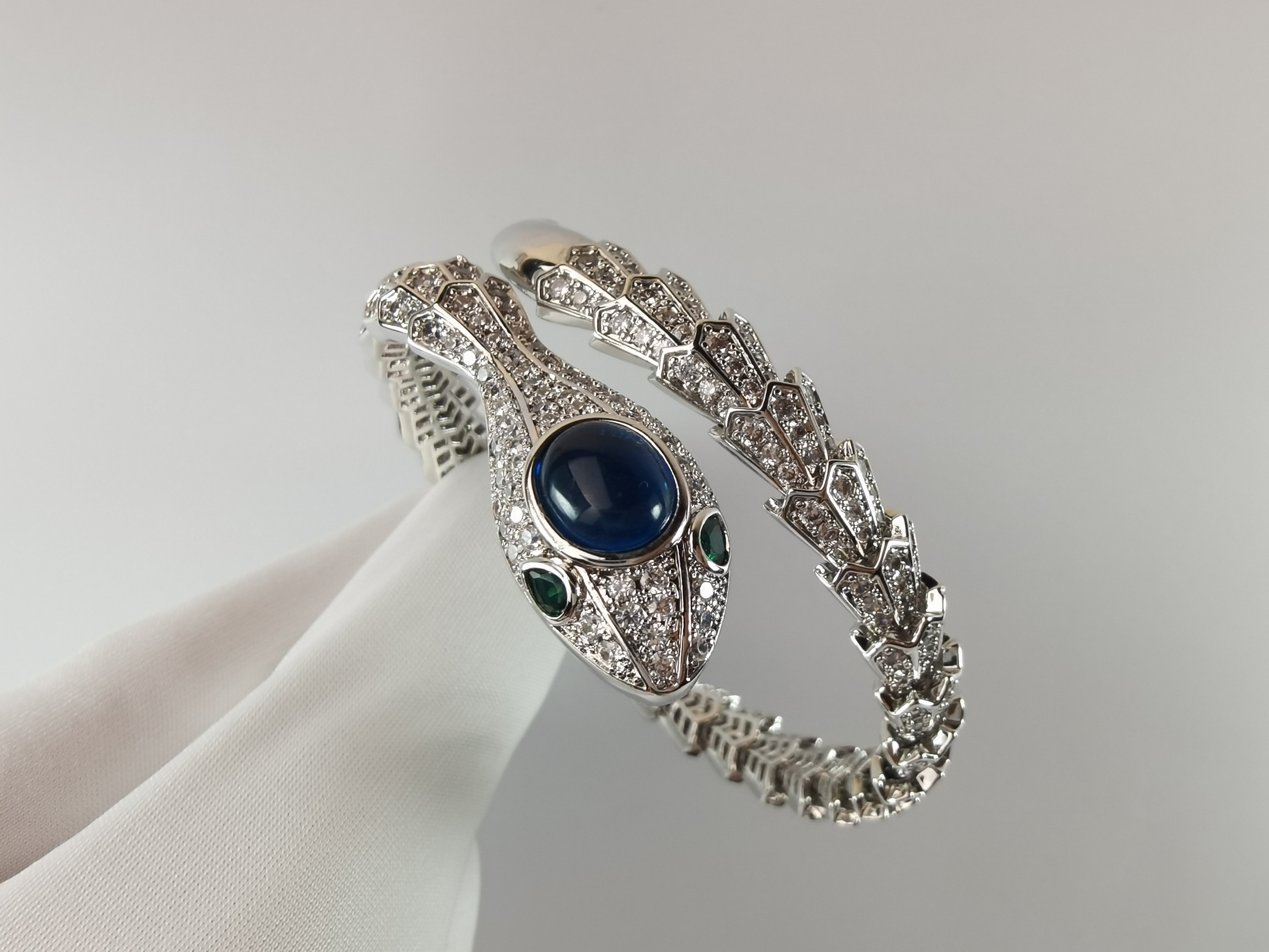 BVLGARI 蛇頭開口手鐲 藍寶石滿鑽設計女款時尚手環