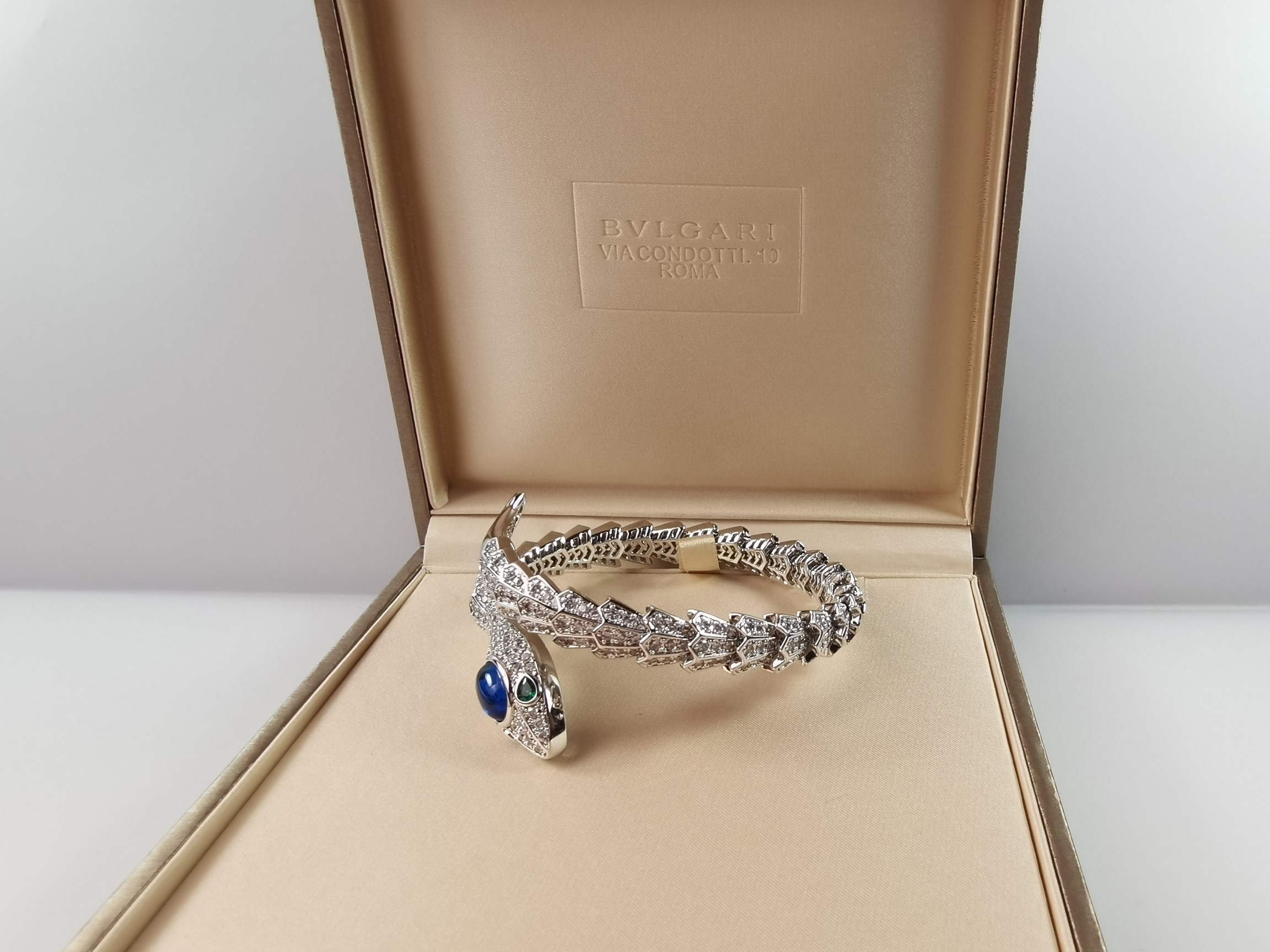 BVLGARI 蛇頭開口手鐲 藍寶石滿鑽設計女款時尚手環| 10 BVLGARI 蛇頭開口手鐲 藍寶石滿鑽設計女款時尚手環