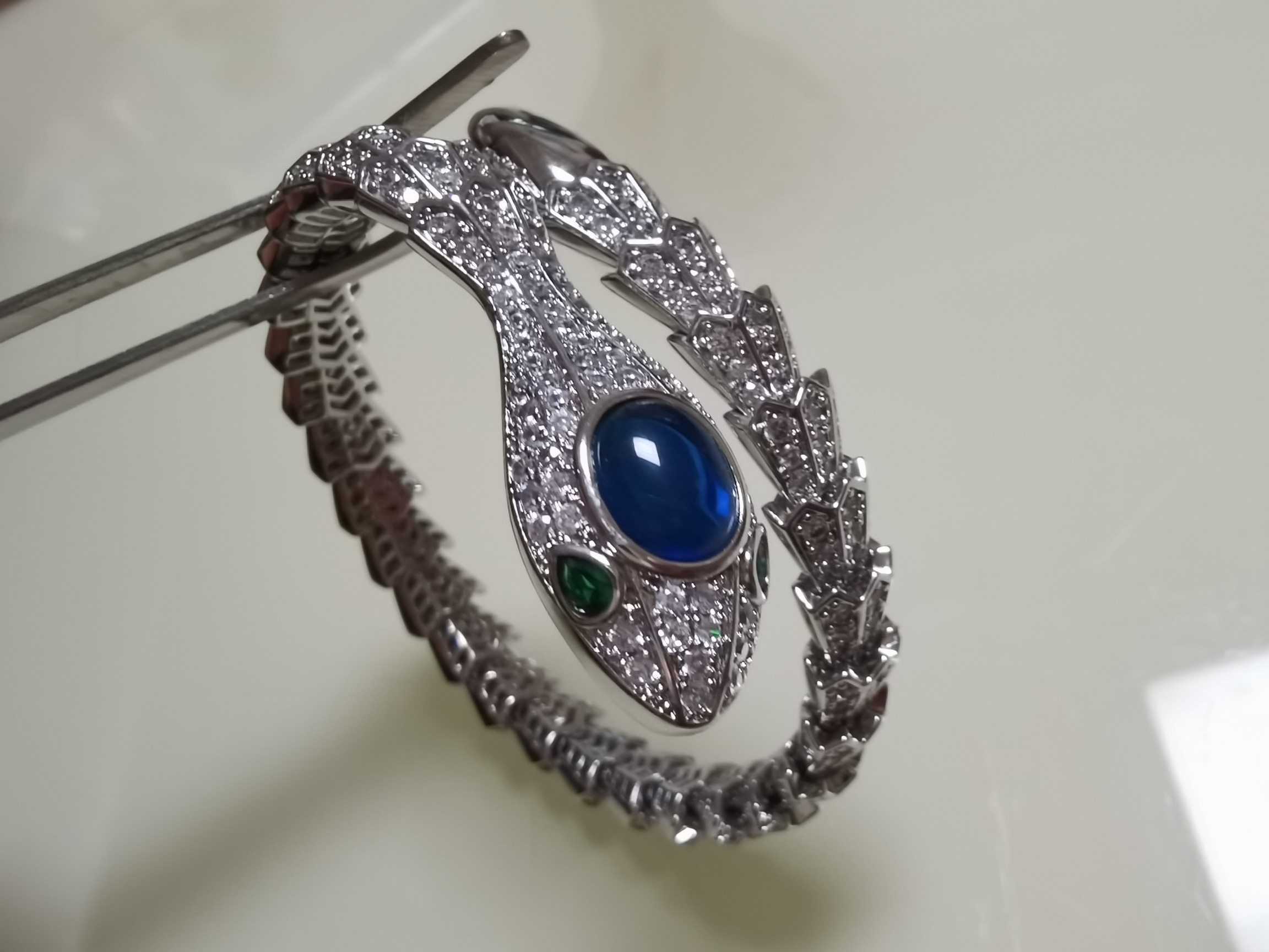 BVLGARI 蛇頭開口手鐲 藍寶石滿鑽設計女款時尚手環| 9 BVLGARI 蛇頭開口手鐲 藍寶石滿鑽設計女款時尚手環