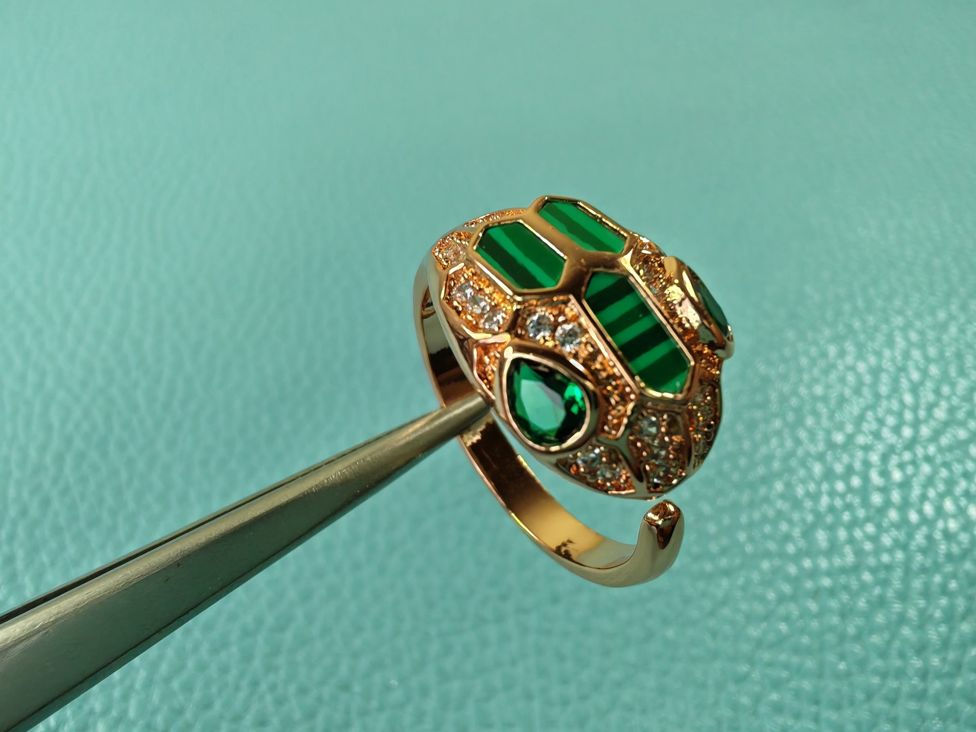 BVLGARI 綠寶石蛇頭戒指 滿鑽設計女款高級感飾品