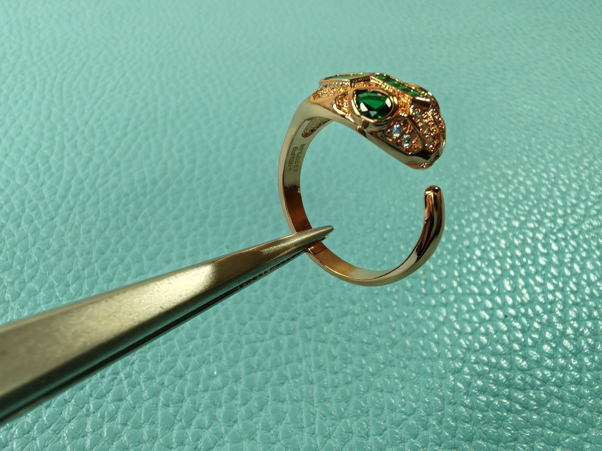 BVLGARI 綠寶石蛇頭戒指 滿鑽設計女款高級感飾品