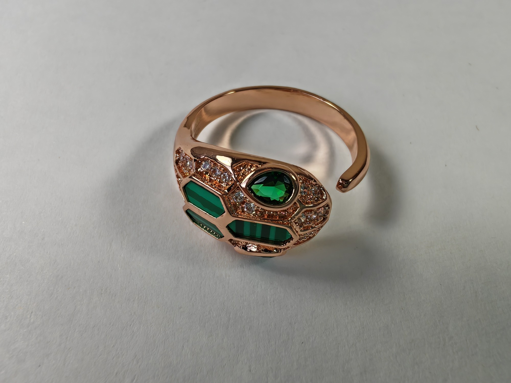 BVLGARI 綠寶石蛇頭戒指 滿鑽設計女款高級感飾品