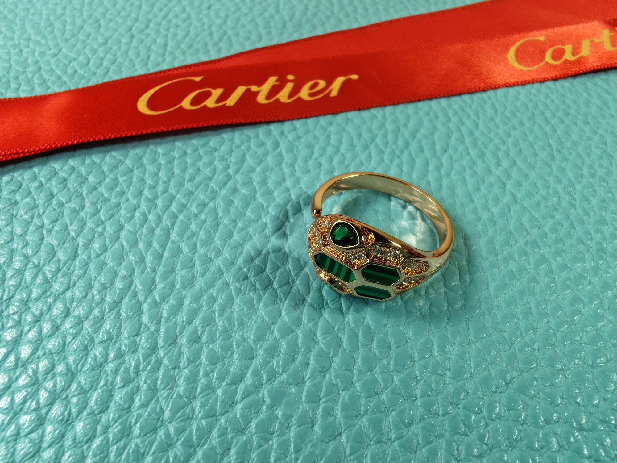 BVLGARI 綠寶石蛇頭戒指 滿鑽設計女款高級感飾品