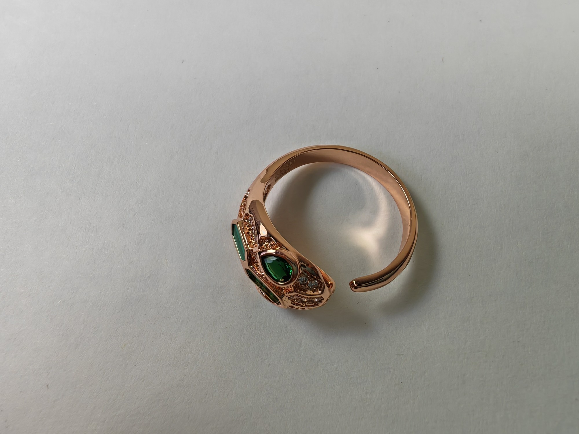 BVLGARI 綠寶石蛇頭戒指 滿鑽設計女款高級感飾品