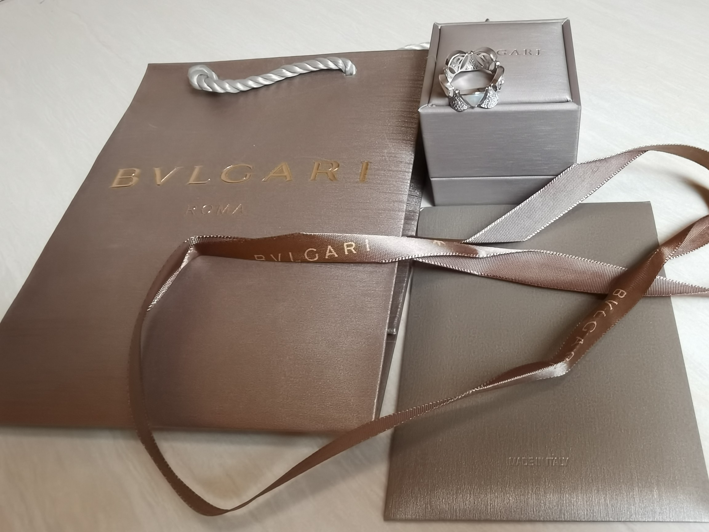 BVLGARI高仿蛇形戒指女士白貝母鑲鑽設計輕奢百搭氣質款