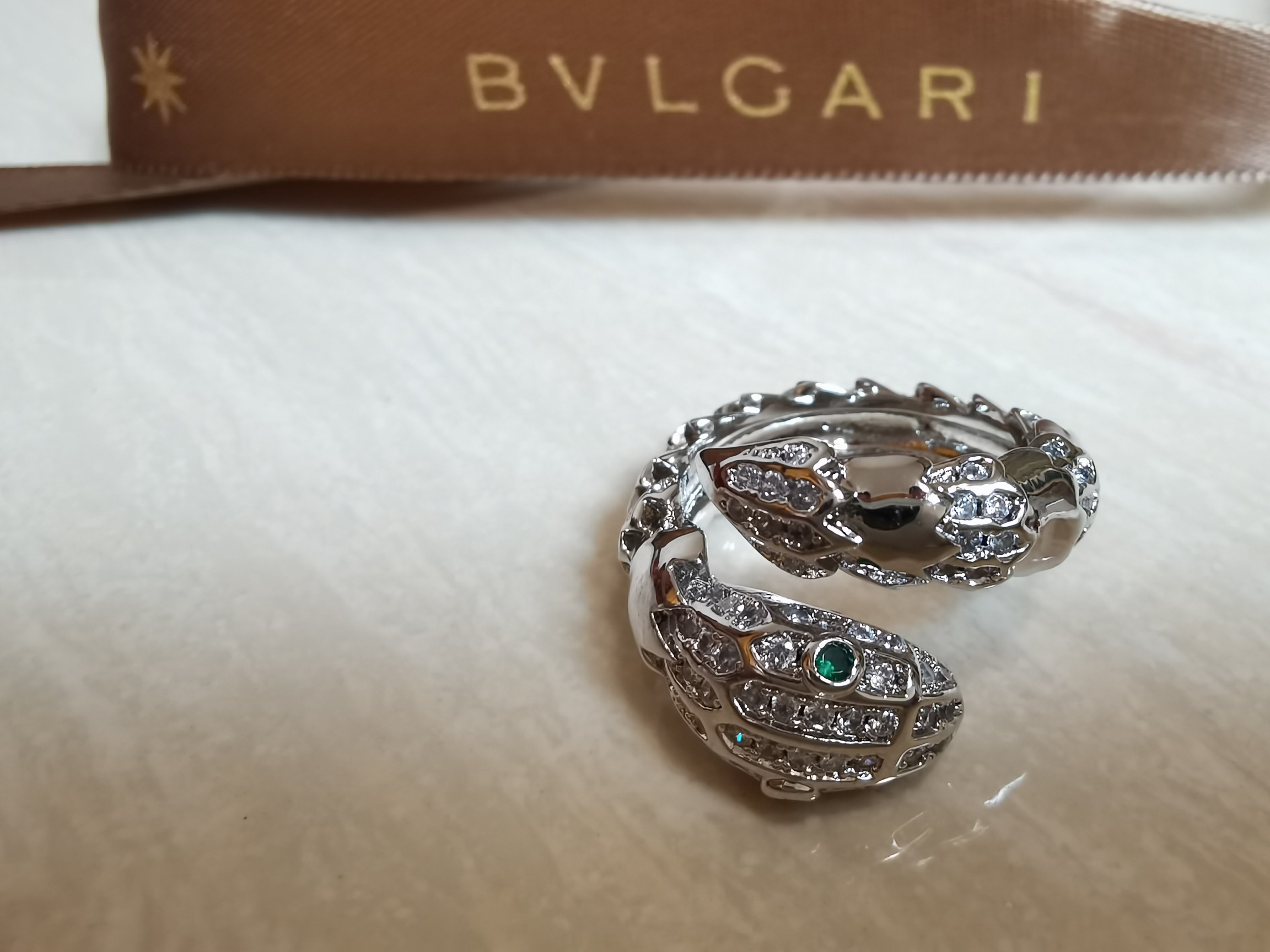 BVLGARI高仿蛇形戒指女士綠寶石點綴鑲鑽設計時尚百搭款