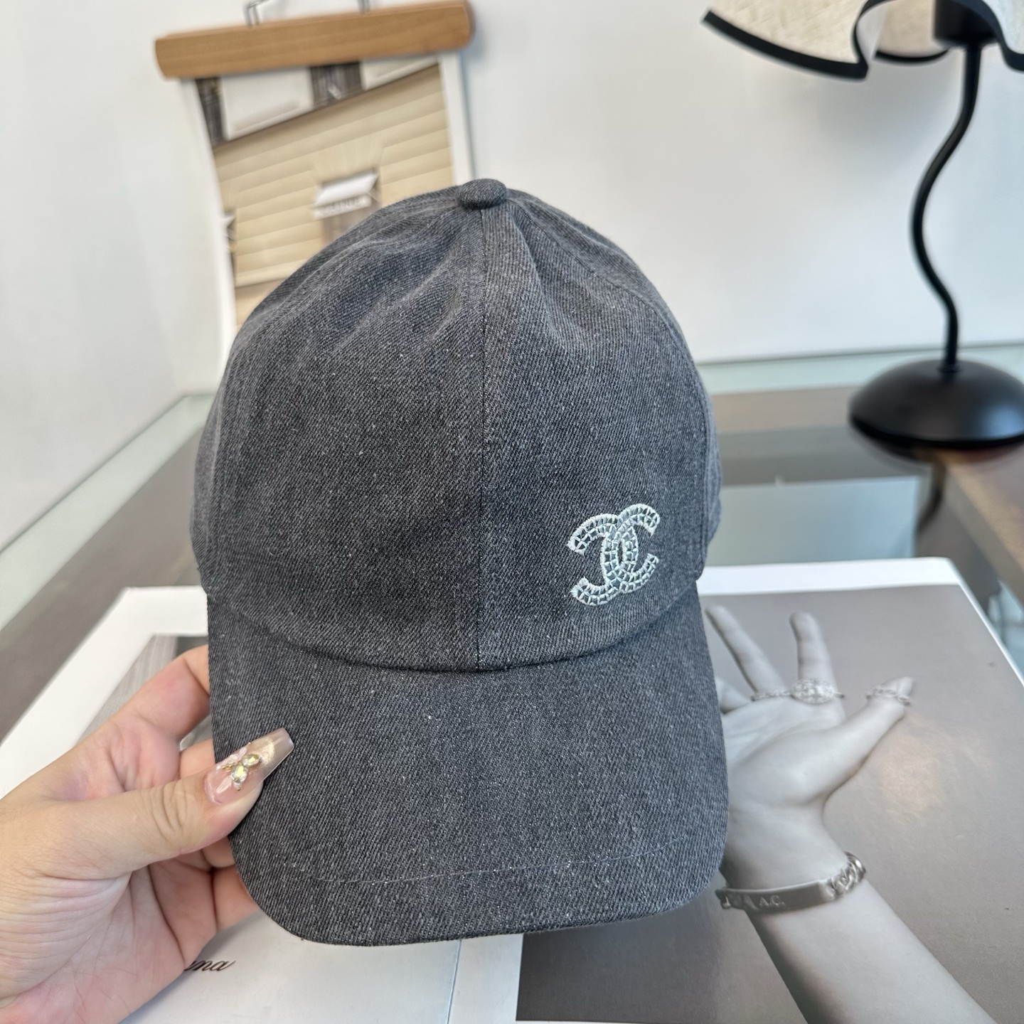 Chanel高仿牛仔棒球帽男女款刺繡Logo復古風休閒百搭款| 11 Chanel高仿牛仔棒球帽男女款刺繡Logo復古風休閒百搭款