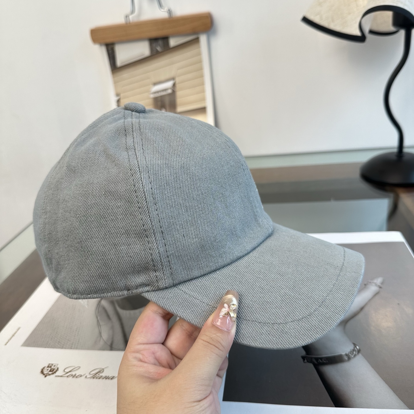 Chanel一比一棒球帽男女款灰色刺繡Logo簡約百搭休閒款| 8 Chanel一比一棒球帽男女款灰色刺繡Logo簡約百搭休閒款