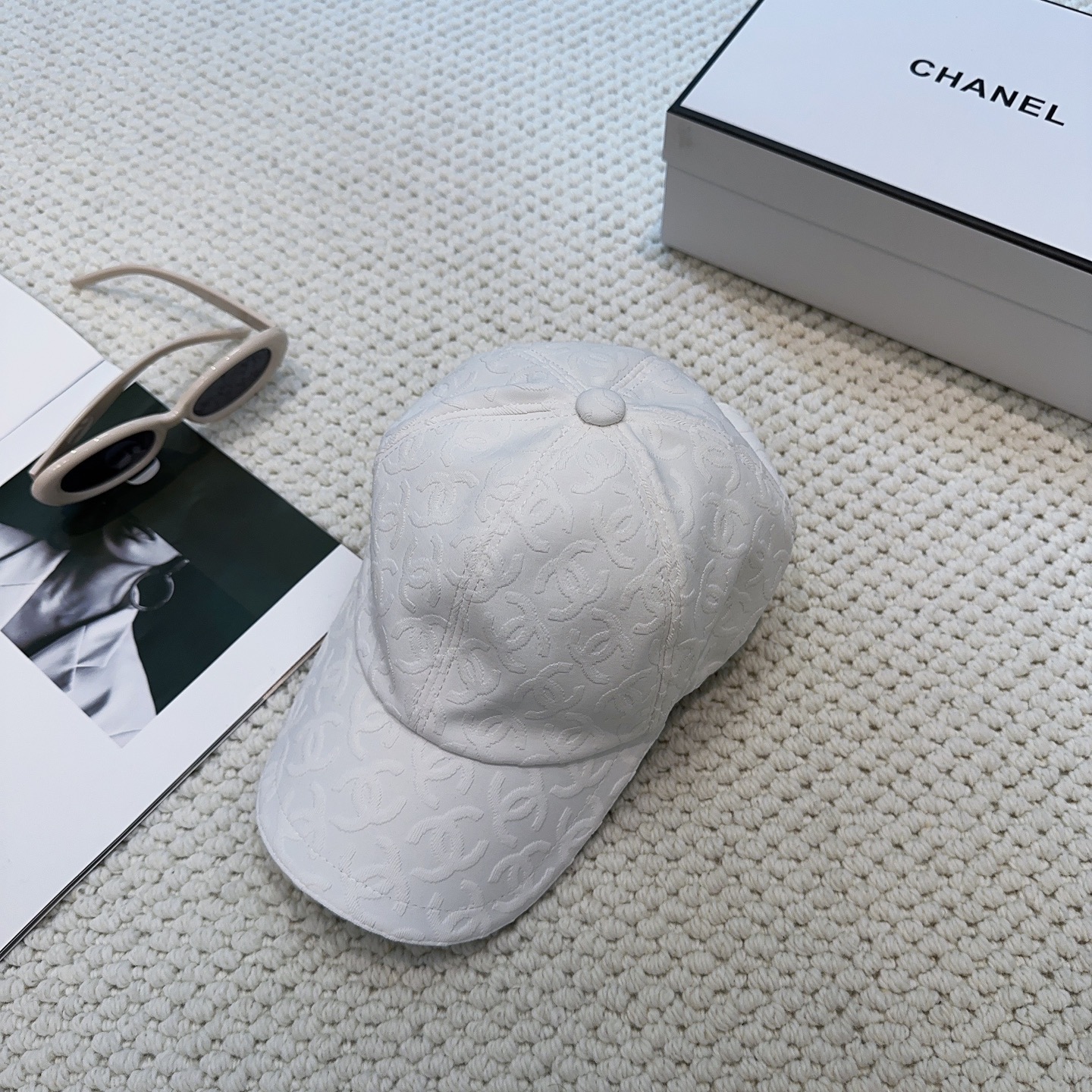 Chanel原單棒球帽男女款白色滿版Logo提花設計百搭款| 13 Chanel原單棒球帽男女款白色滿版Logo提花設計百搭款