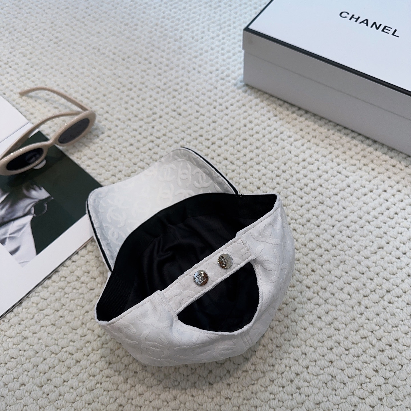 Chanel原單棒球帽男女款白色滿版Logo提花設計百搭款| 12 Chanel原單棒球帽男女款白色滿版Logo提花設計百搭款
