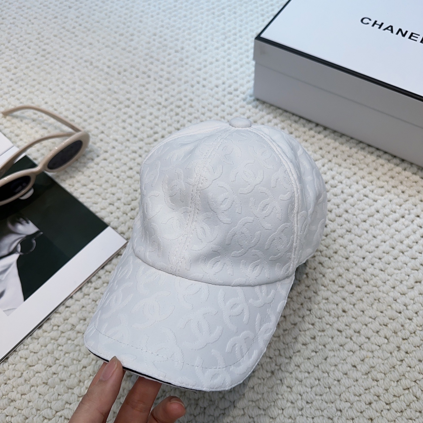 Chanel原單棒球帽男女款白色滿版Logo提花設計百搭款| 9 Chanel原單棒球帽男女款白色滿版Logo提花設計百搭款