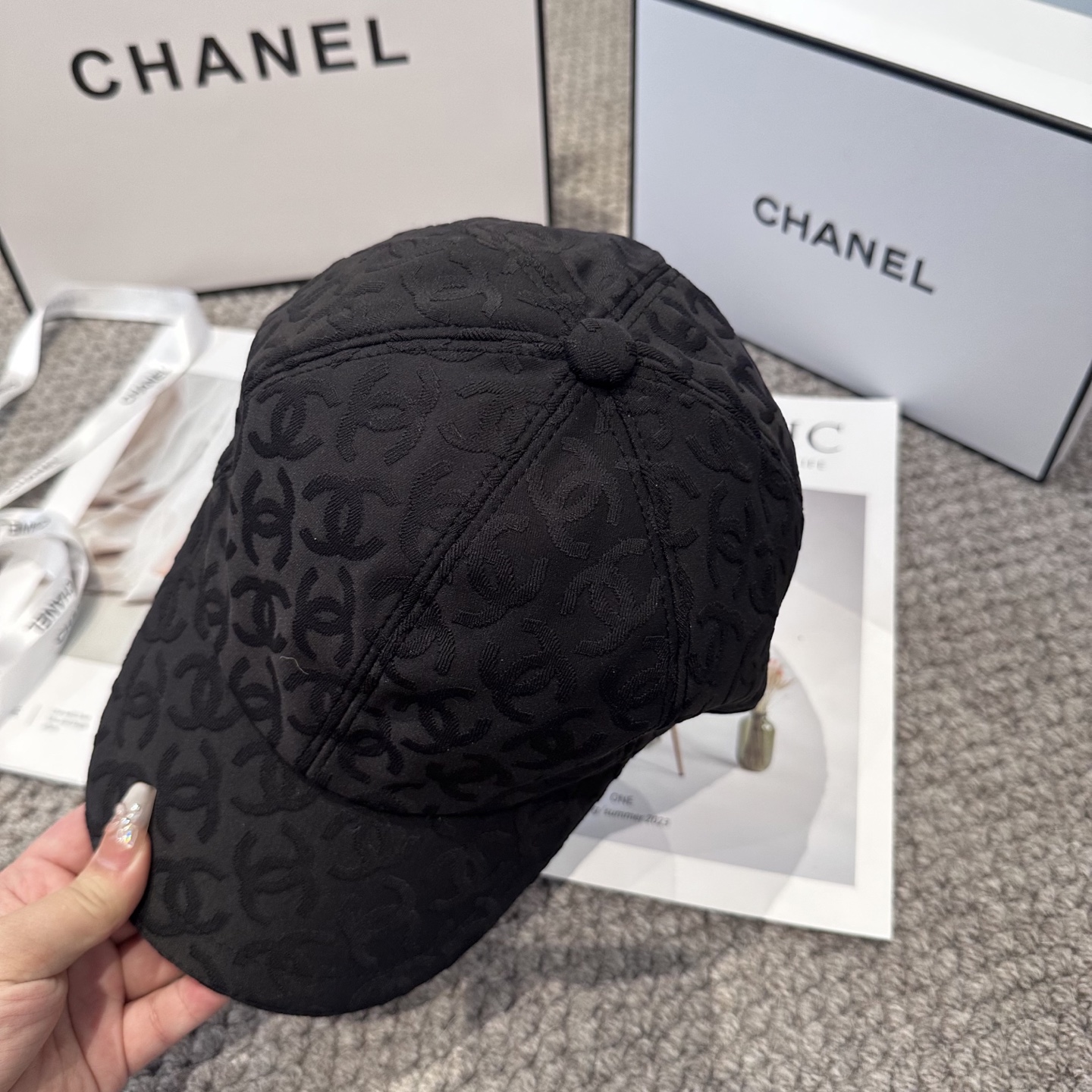 Chanel一比一棒球帽男女款黑色滿版Logo提花設計低調百搭款| 11 Chanel一比一棒球帽男女款黑色滿版Logo提花設計低調百搭款