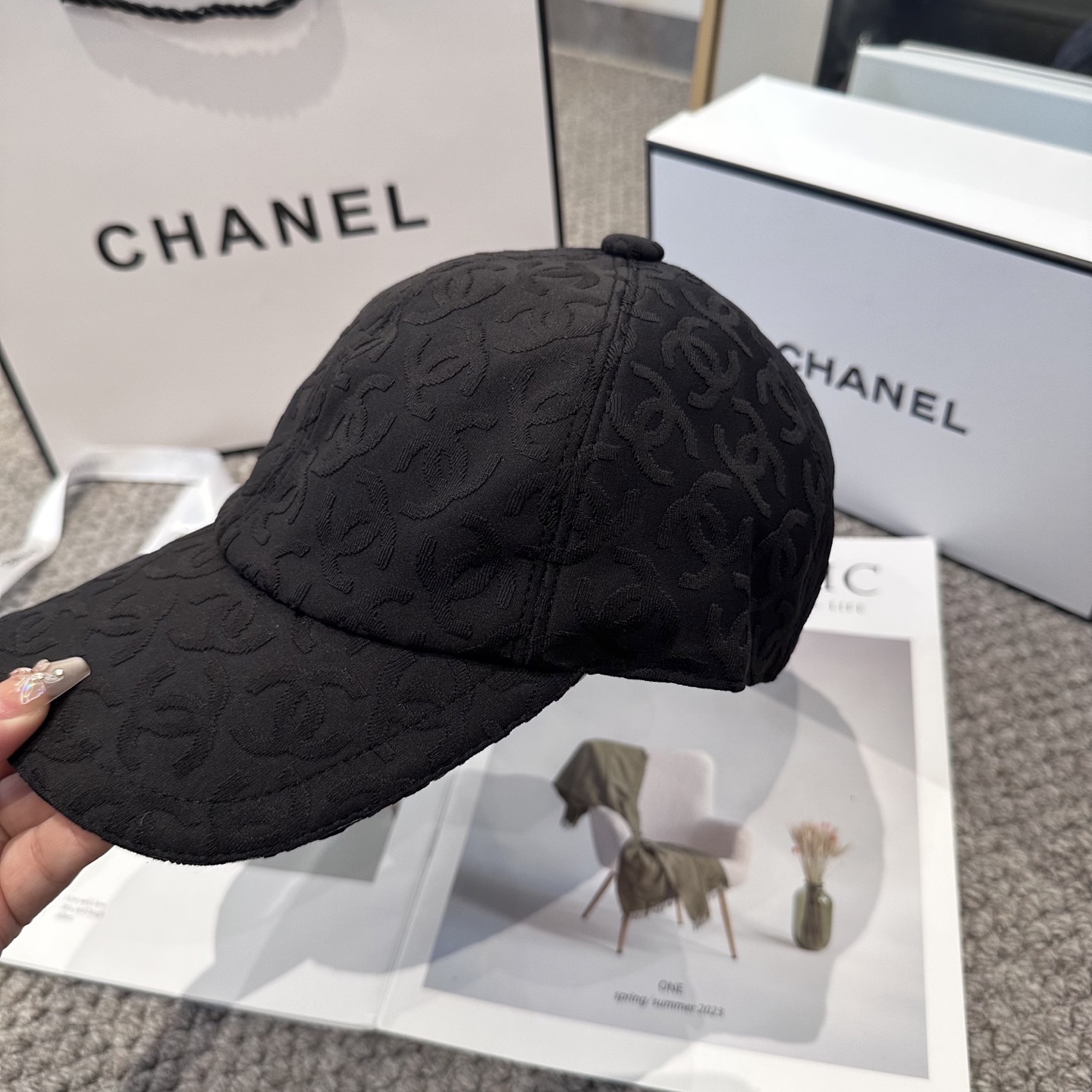 Chanel一比一棒球帽男女款黑色滿版Logo提花設計低調百搭款| 10 Chanel一比一棒球帽男女款黑色滿版Logo提花設計低調百搭款