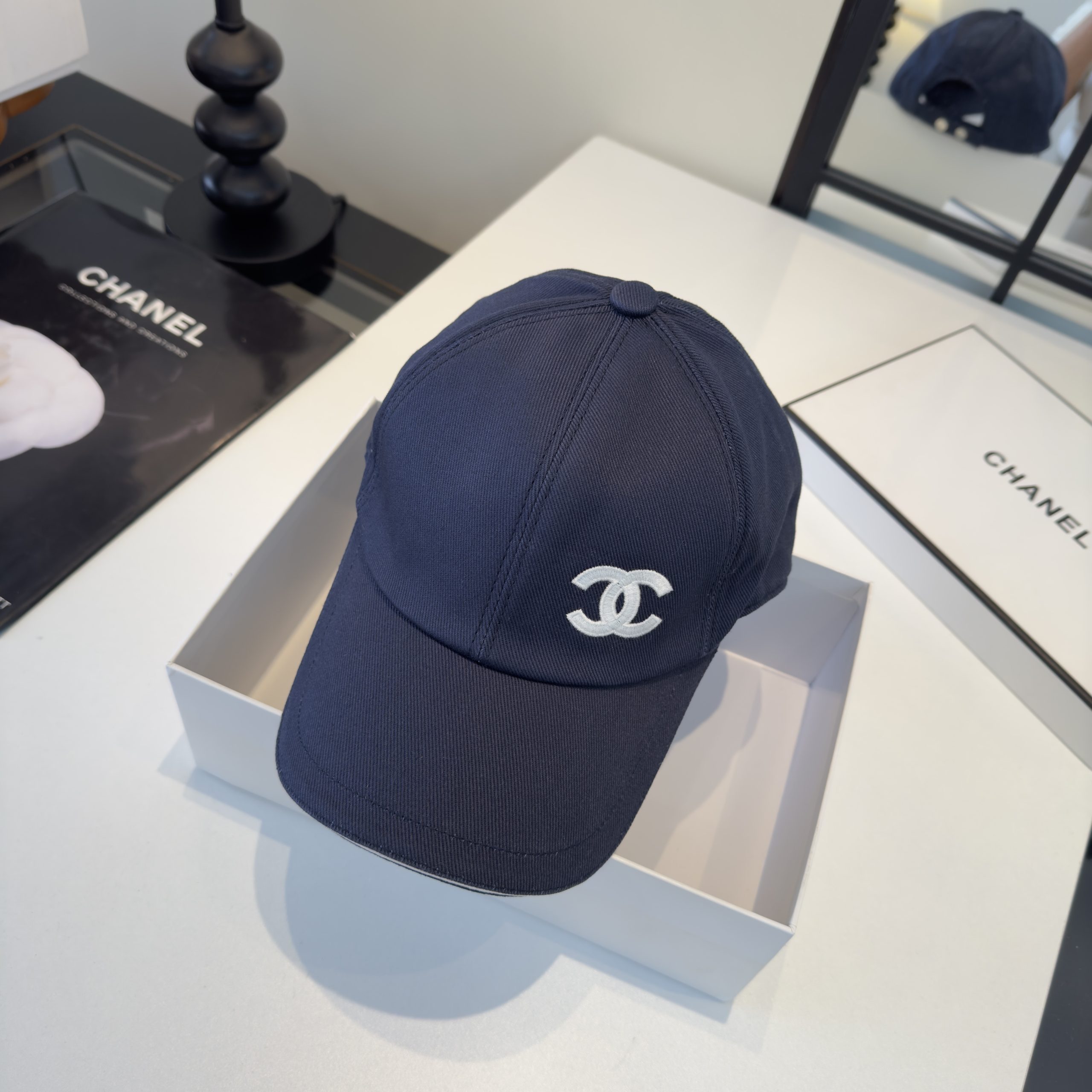 Chanel高仿棒球帽男女款深藍色雙C刺繡設計簡約百搭款