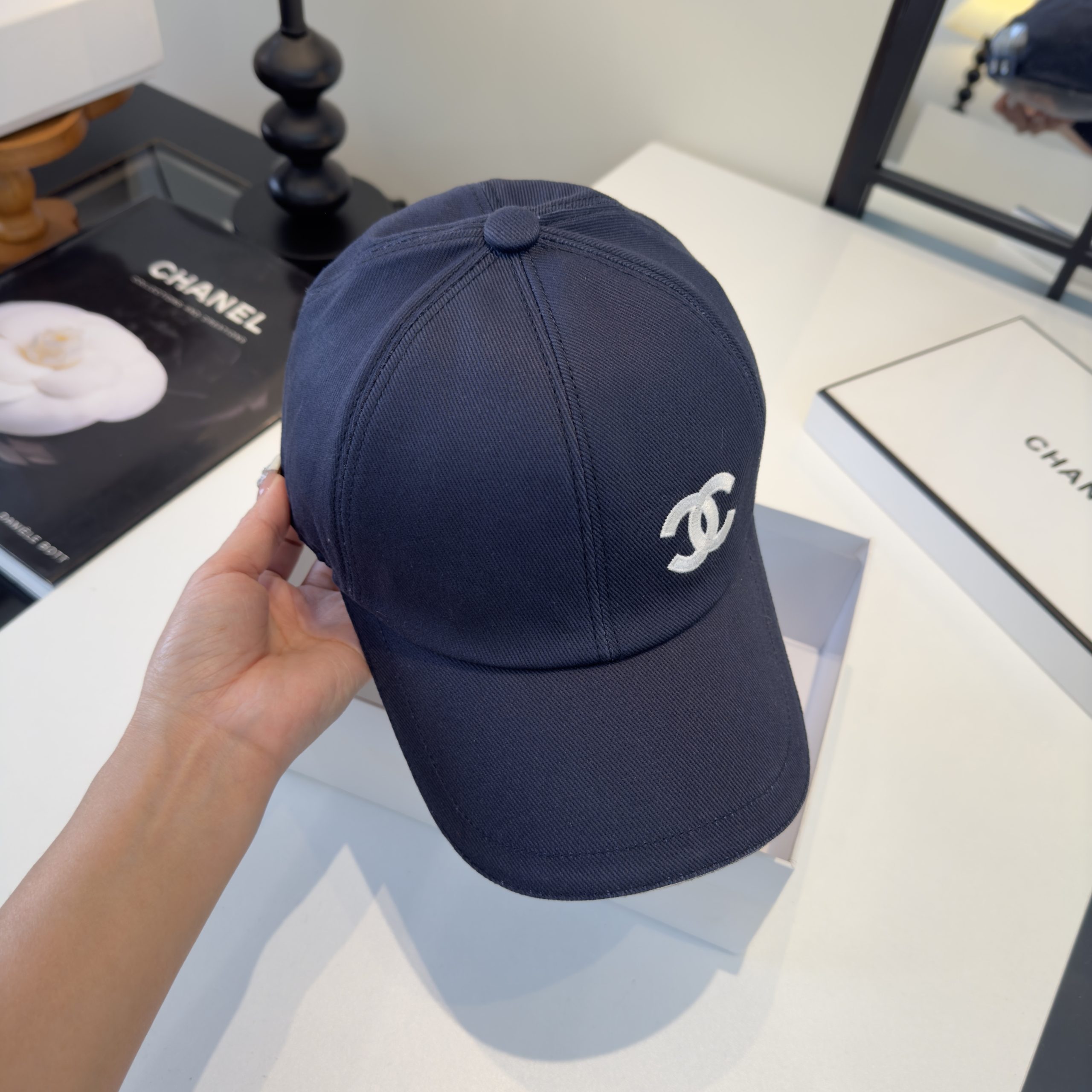 Chanel高仿棒球帽男女款深藍色雙C刺繡設計簡約百搭款| 13 Chanel高仿棒球帽男女款深藍色雙C刺繡設計簡約百搭款