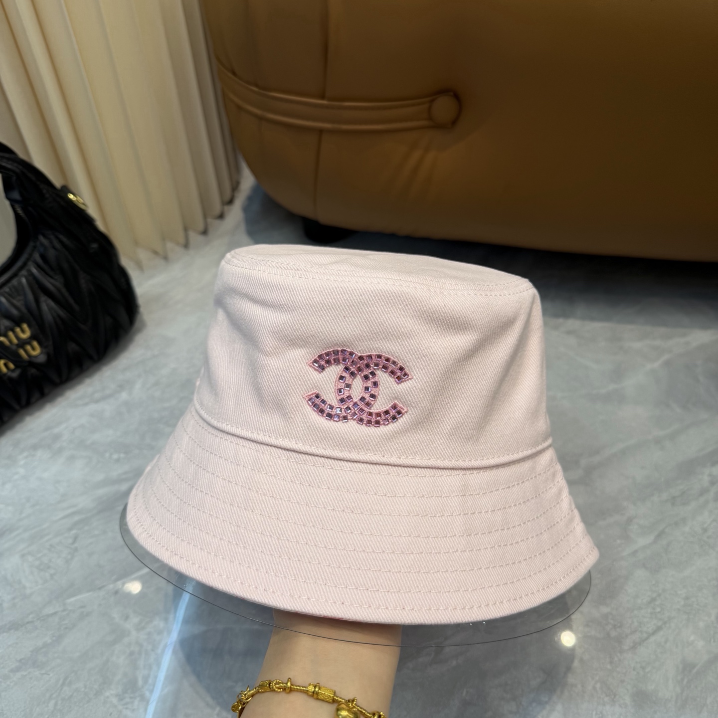 Chanel高仿漁夫帽女款粉色水鑽Logo甜美時尚百搭款| 14 Chanel高仿漁夫帽女款粉色水鑽Logo甜美時尚百搭款