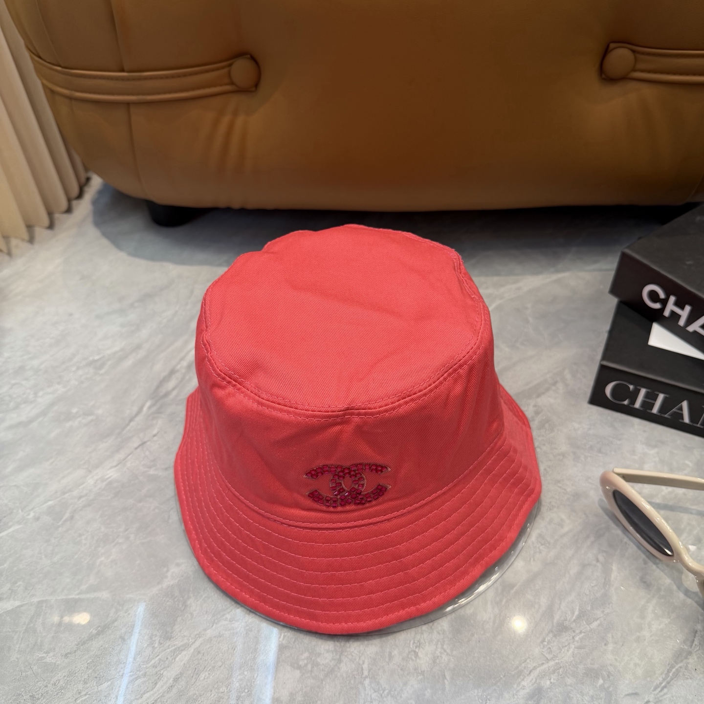 ChanelA貨漁夫帽女款紅色亮眼刺繡Logo潮流百搭帽| 11 ChanelA貨漁夫帽女款紅色亮眼刺繡Logo潮流百搭帽