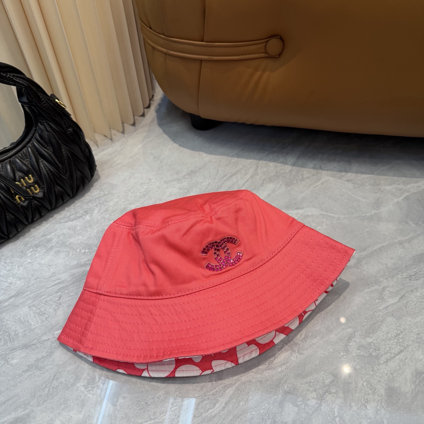 ChanelA貨漁夫帽女款紅色亮眼刺繡Logo潮流百搭帽| 8 ChanelA貨漁夫帽女款紅色亮眼刺繡Logo潮流百搭帽