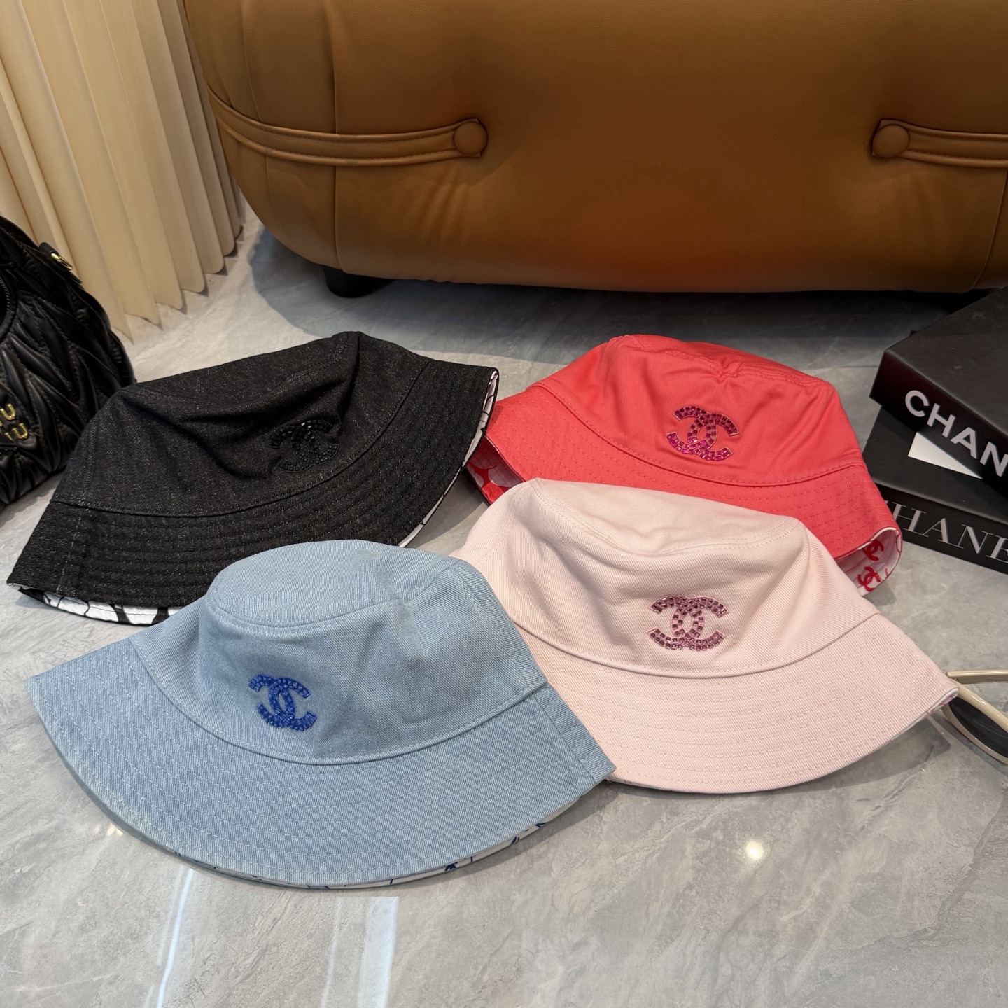 ChanelA貨漁夫帽女款紅色亮眼刺繡Logo潮流百搭帽| 7 ChanelA貨漁夫帽女款紅色亮眼刺繡Logo潮流百搭帽