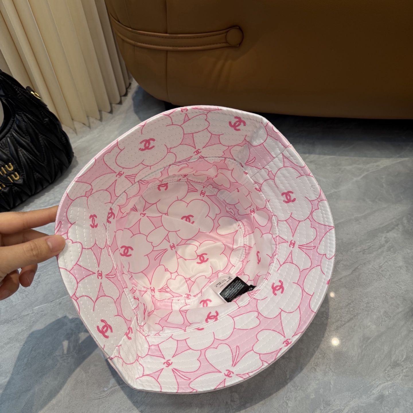 Chanel高仿漁夫帽女款粉色水鑽雙C設計甜美百搭款| 12 Chanel高仿漁夫帽女款粉色水鑽雙C設計甜美百搭款