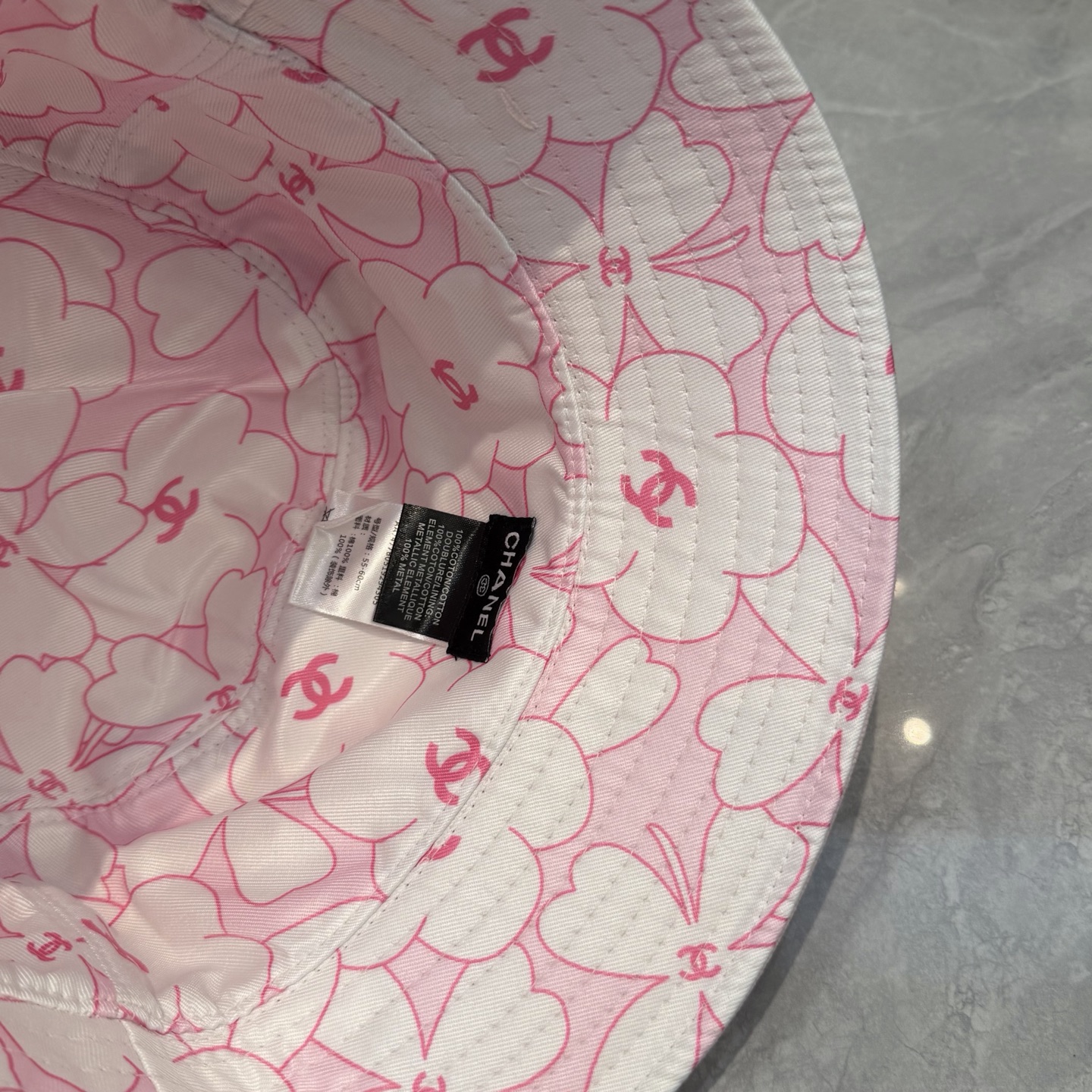 Chanel高仿漁夫帽女款粉色水鑽雙C設計甜美百搭款| 11 Chanel高仿漁夫帽女款粉色水鑽雙C設計甜美百搭款