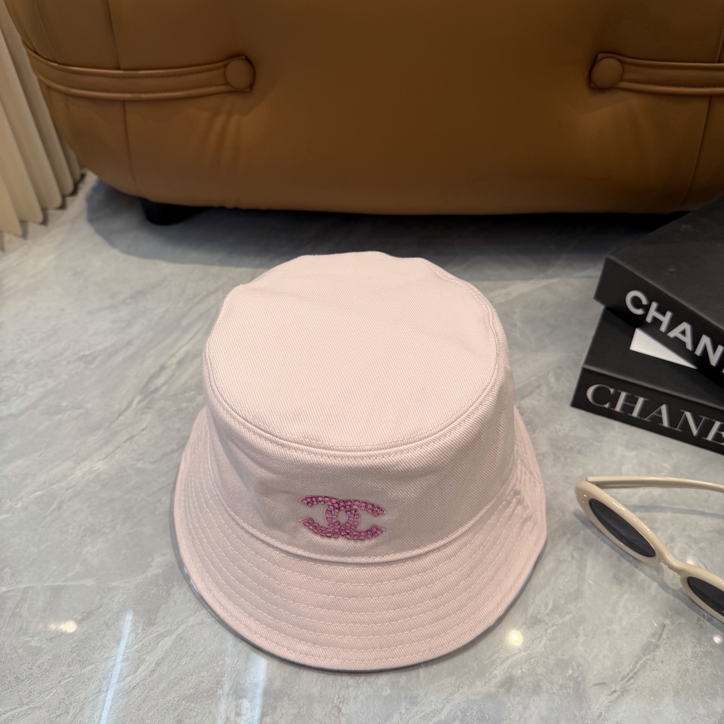 Chanel高仿漁夫帽女款粉色水鑽雙C設計甜美百搭款| 10 Chanel高仿漁夫帽女款粉色水鑽雙C設計甜美百搭款