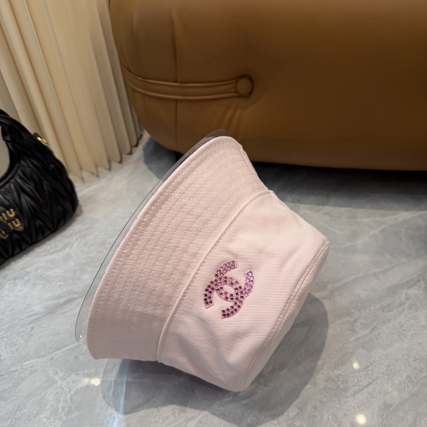 Chanel高仿漁夫帽女款粉色水鑽雙C設計甜美百搭款| 9 Chanel高仿漁夫帽女款粉色水鑽雙C設計甜美百搭款