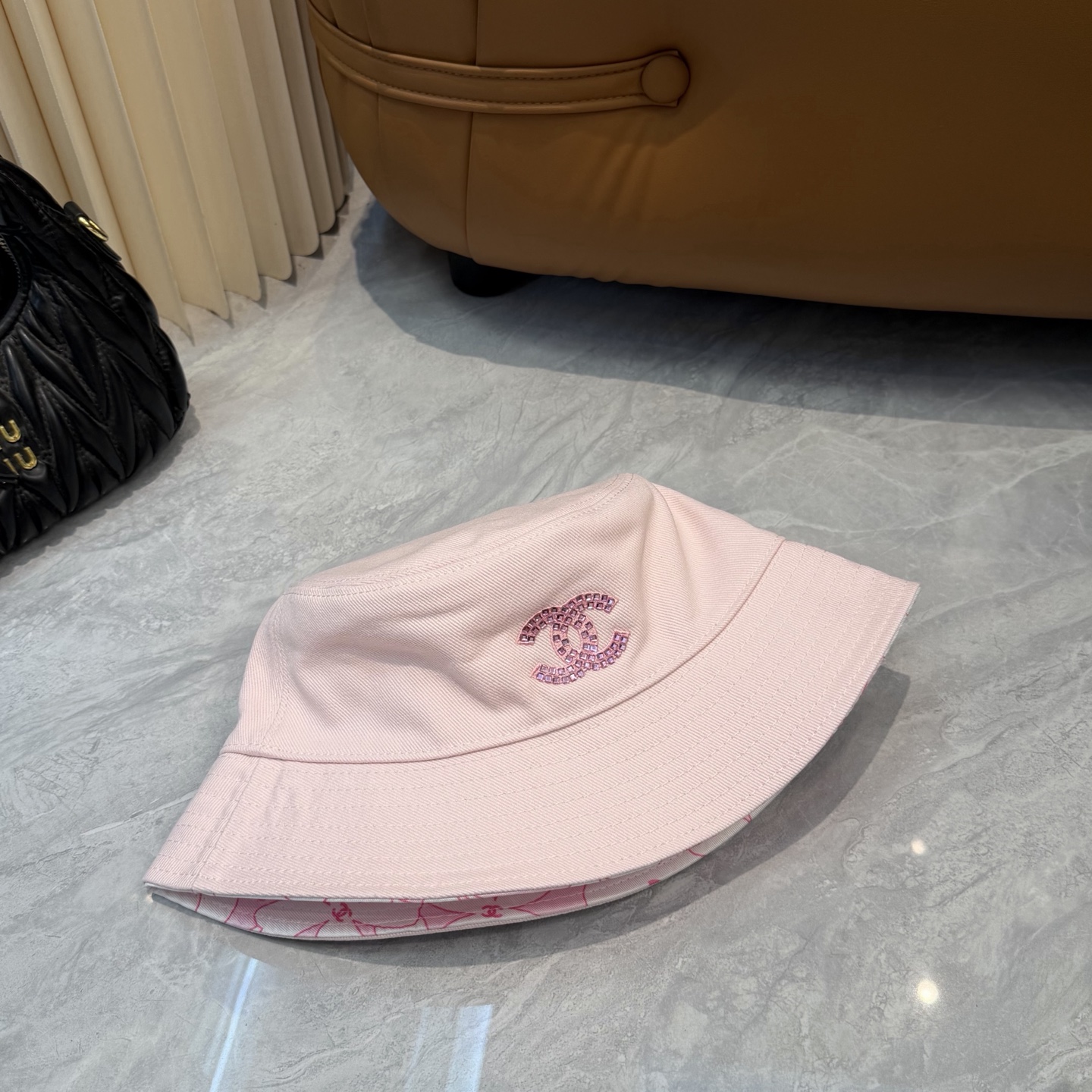 Chanel高仿漁夫帽女款粉色水鑽雙C設計甜美百搭款| 8 Chanel高仿漁夫帽女款粉色水鑽雙C設計甜美百搭款