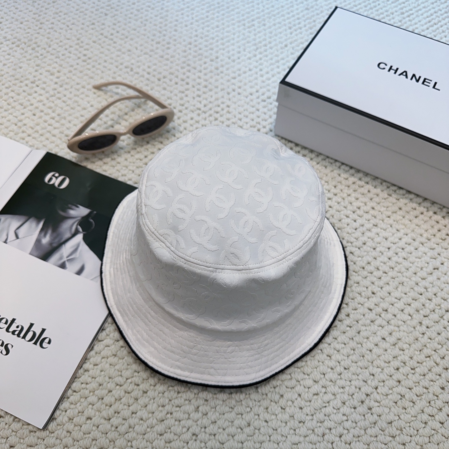 Chanel高仿漁夫帽男女款滿版Logo壓紋設計時尚百搭款| 6 Chanel高仿漁夫帽男女款滿版Logo壓紋設計時尚百搭款