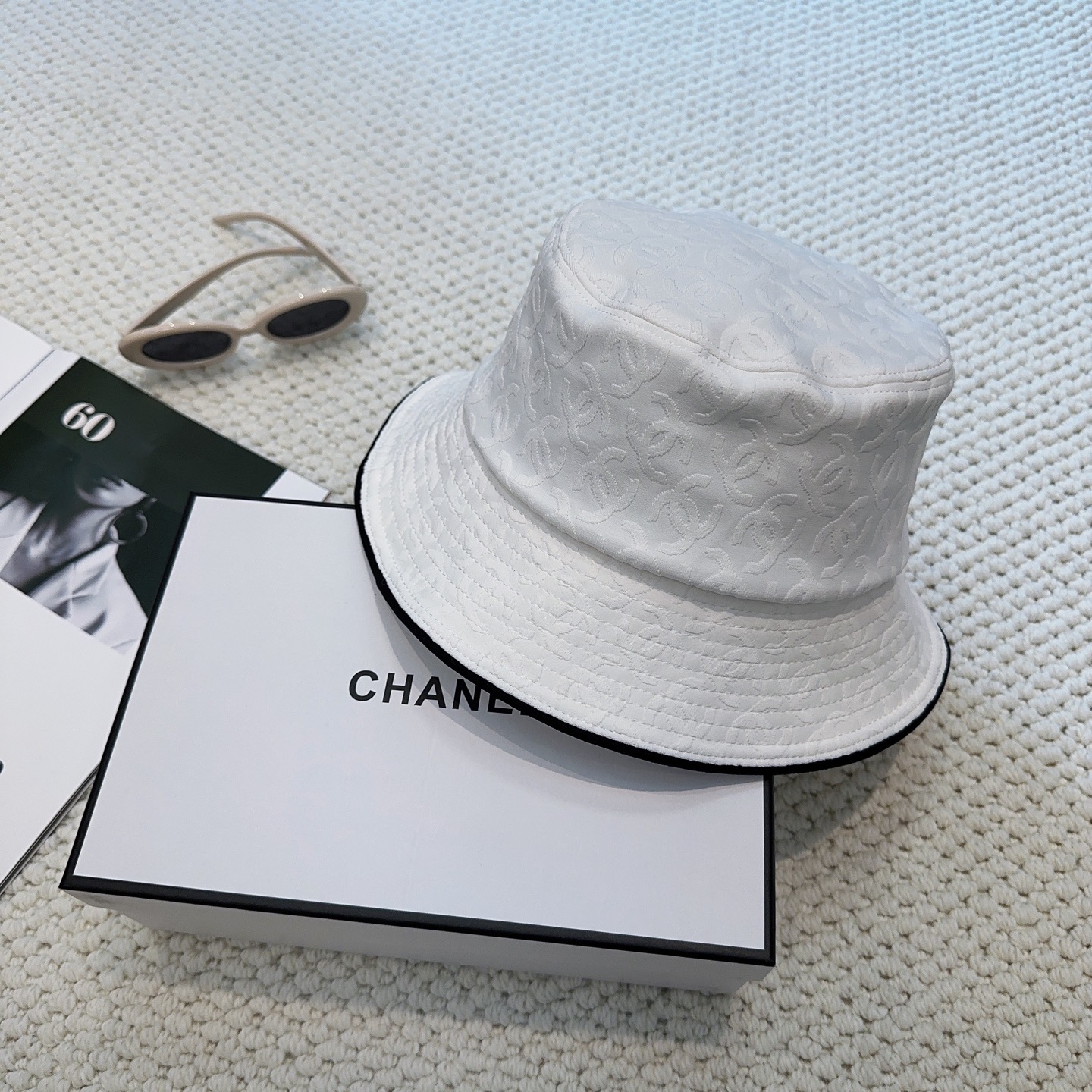 Chanel高仿漁夫帽男女款滿版Logo壓紋設計時尚百搭款| 12 Chanel高仿漁夫帽男女款滿版Logo壓紋設計時尚百搭款
