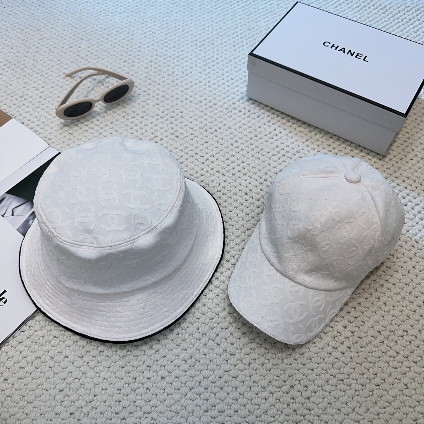 Chanel高仿漁夫帽男女款滿版Logo壓紋設計時尚百搭款| 7 Chanel高仿漁夫帽男女款滿版Logo壓紋設計時尚百搭款