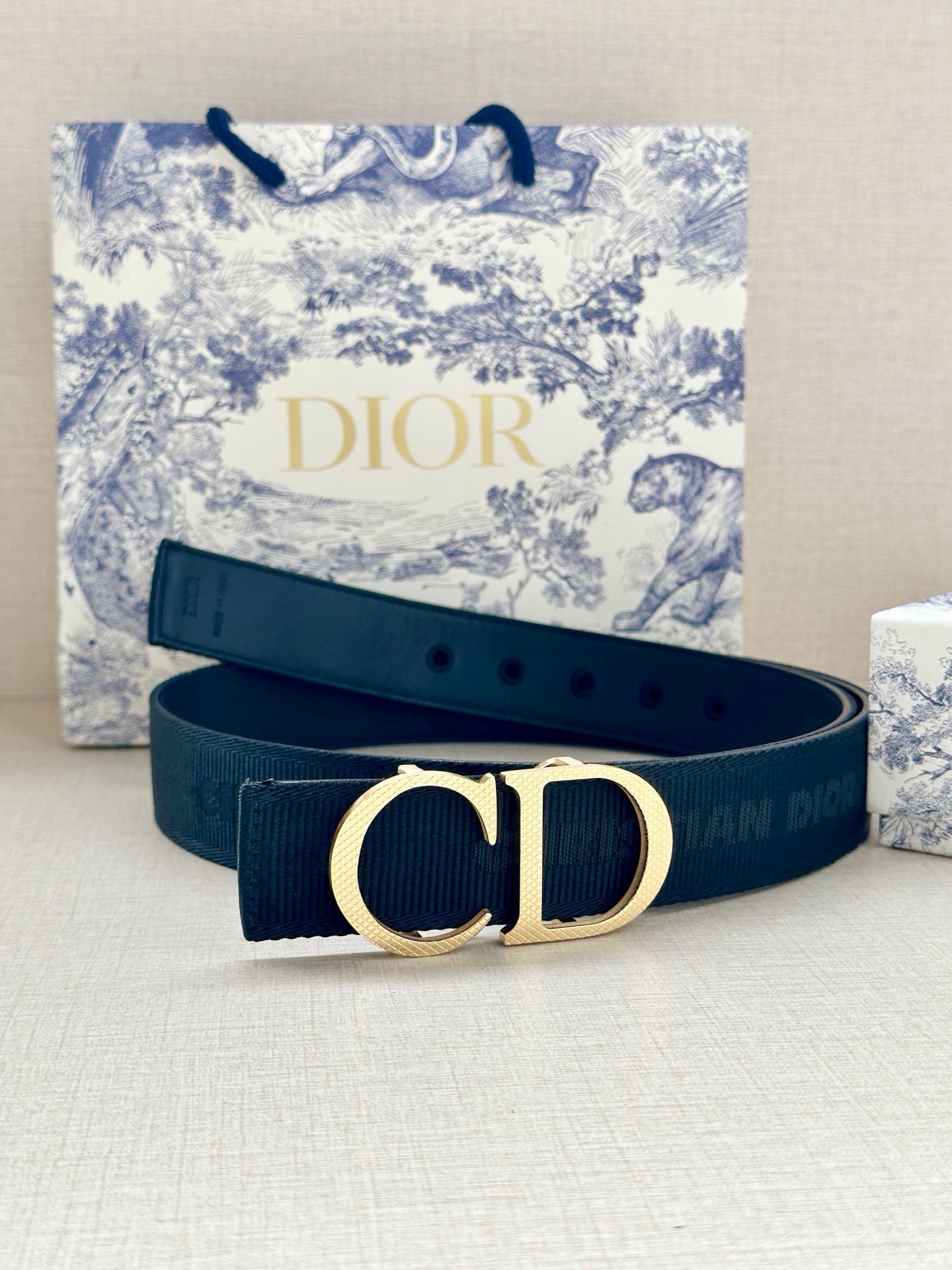 Dior高仿男士CD扣皮帶經典黑色簡約百搭商務休閒兩用奢侈風格設計款| 8 Dior高仿男士CD扣皮帶經典黑色簡約百搭商務休閒兩用奢侈風格設計款