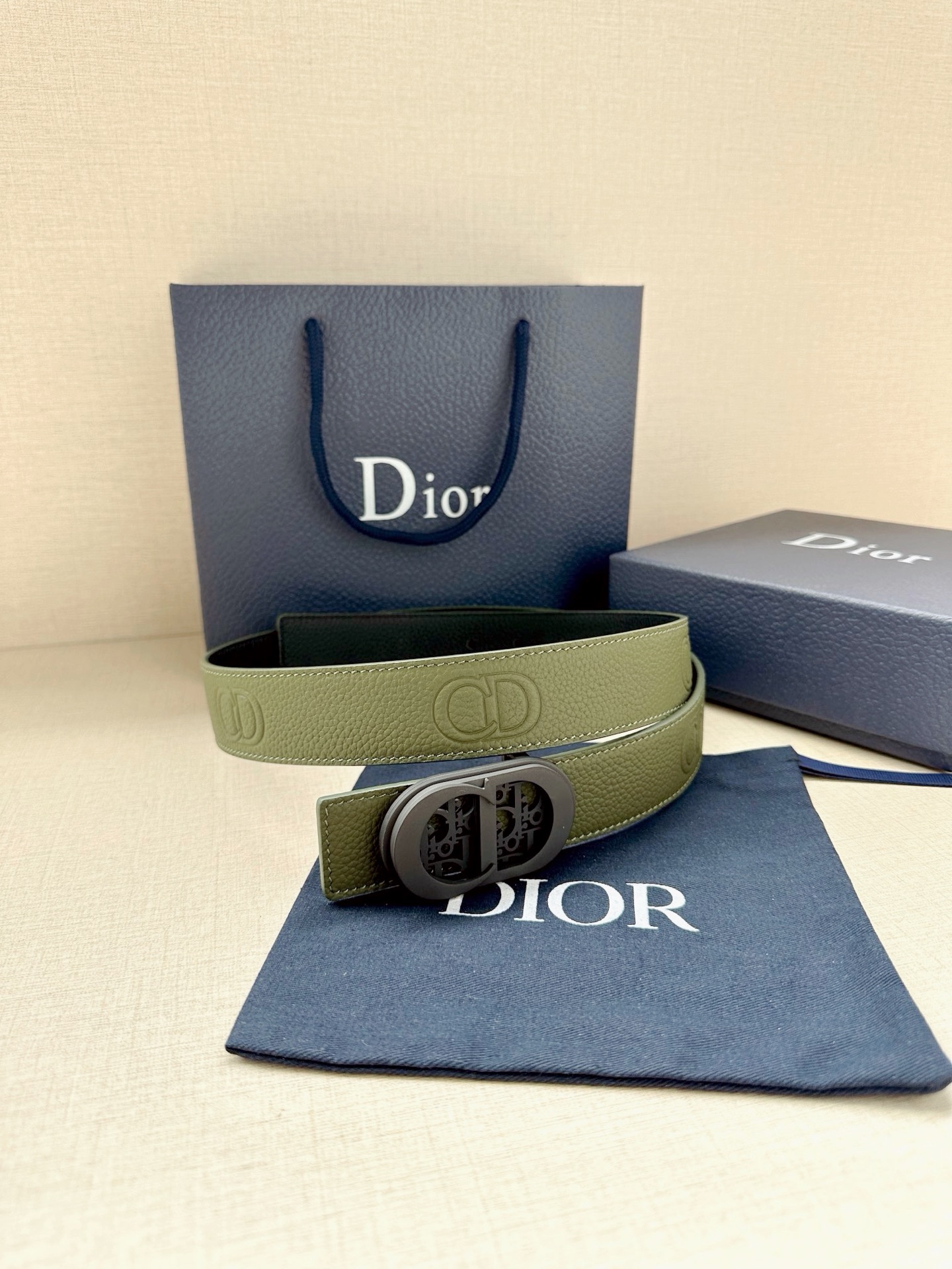 Dior高仿男士CD扣牛皮皮帶軍綠色個性潮流百搭戶外休閒設計款| 10 Dior高仿男士CD扣牛皮皮帶軍綠色個性潮流百搭戶外休閒設計款