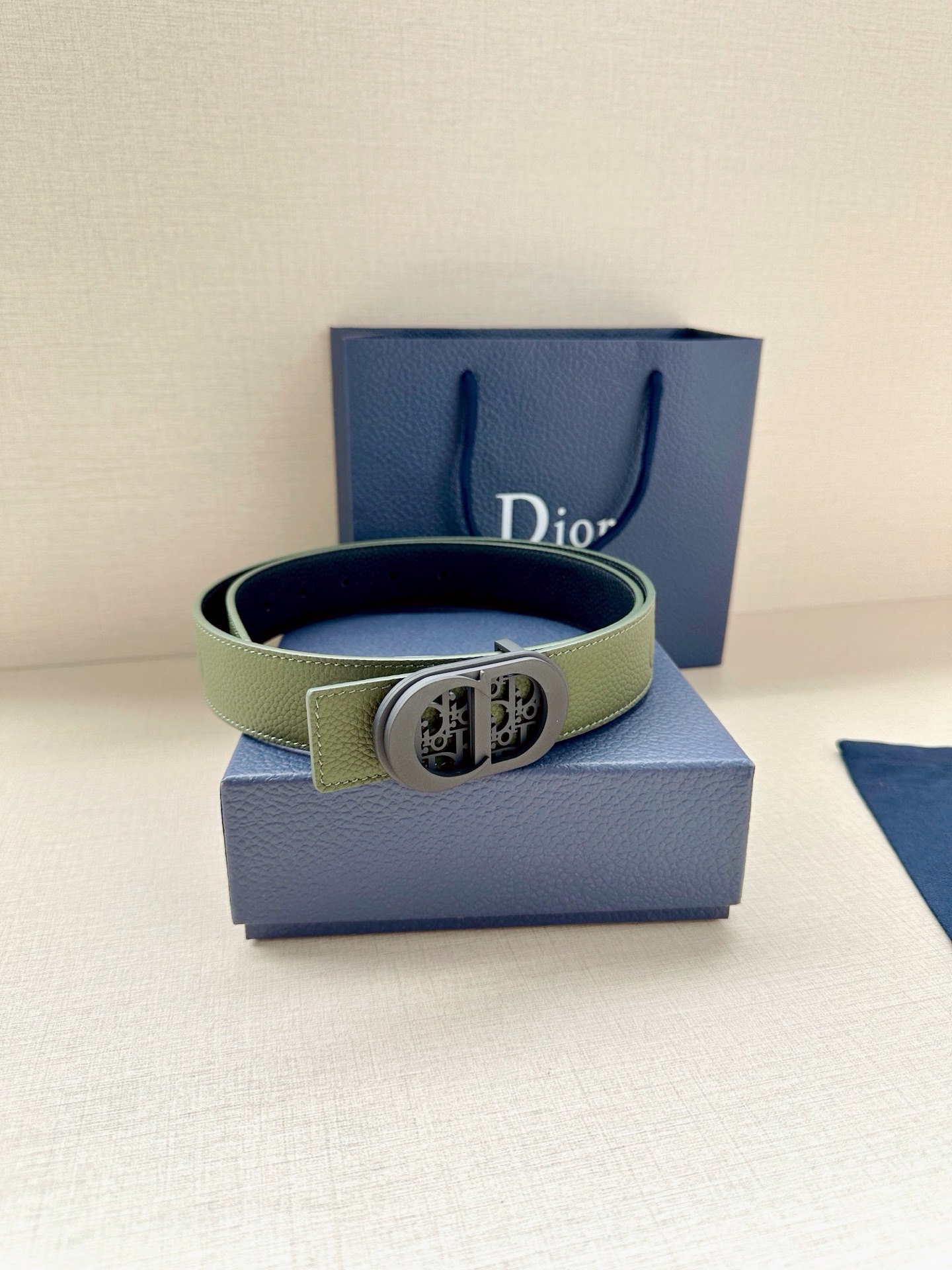 Dior高仿男士CD扣牛皮皮帶軍綠色個性潮流百搭戶外休閒設計款| 8 Dior高仿男士CD扣牛皮皮帶軍綠色個性潮流百搭戶外休閒設計款