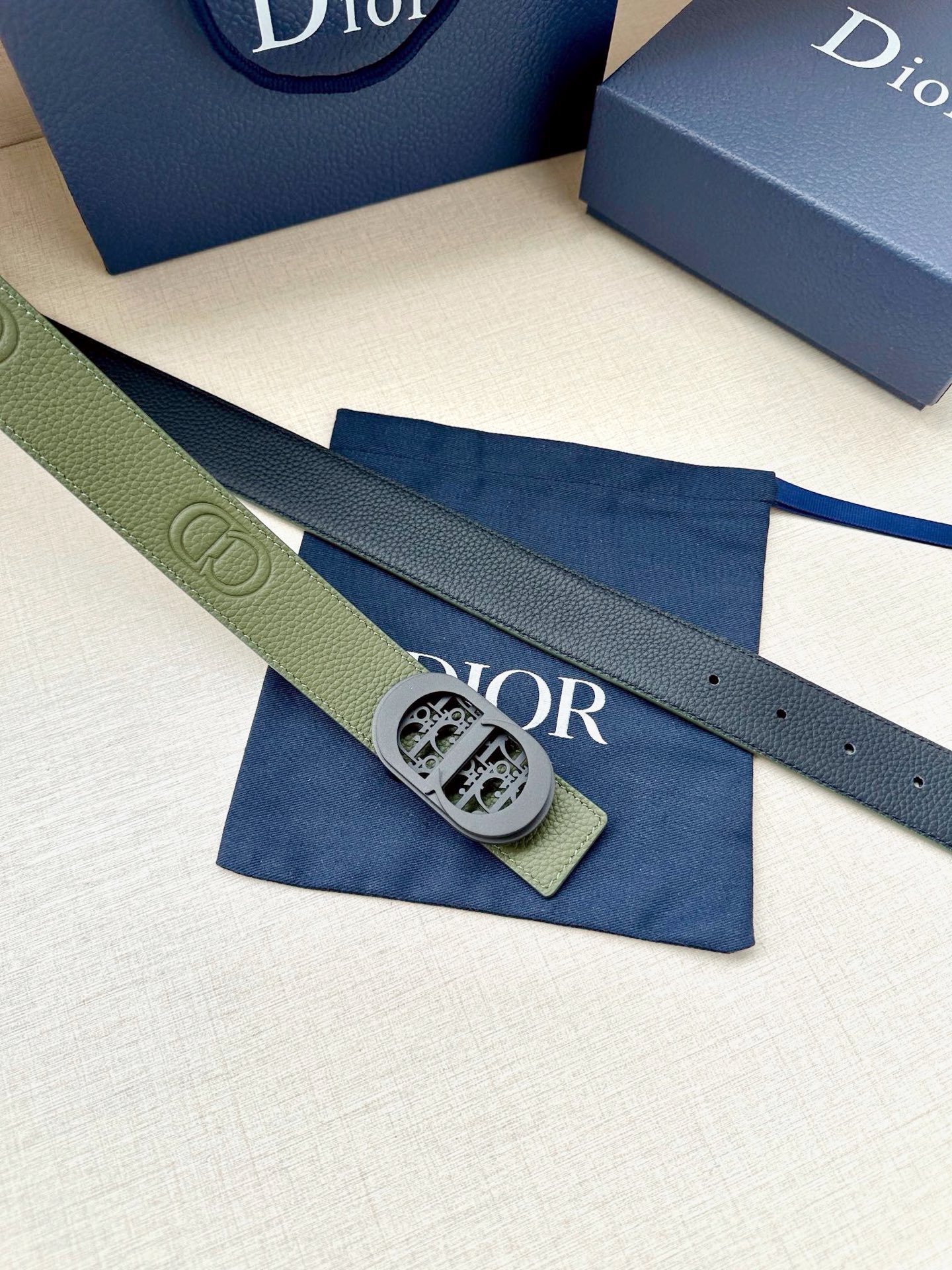 Dior高仿男士CD扣牛皮皮帶軍綠色個性潮流百搭戶外休閒設計款| 7 Dior高仿男士CD扣牛皮皮帶軍綠色個性潮流百搭戶外休閒設計款