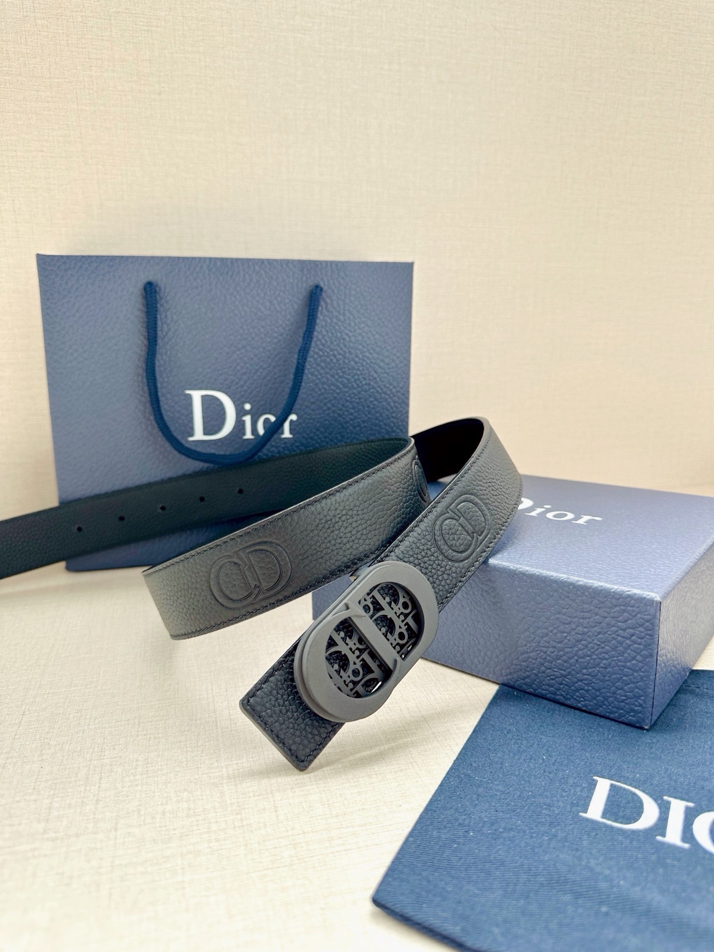Dior高仿男士CD扣黑色牛皮皮帶低調奢華商務百搭經典款設計