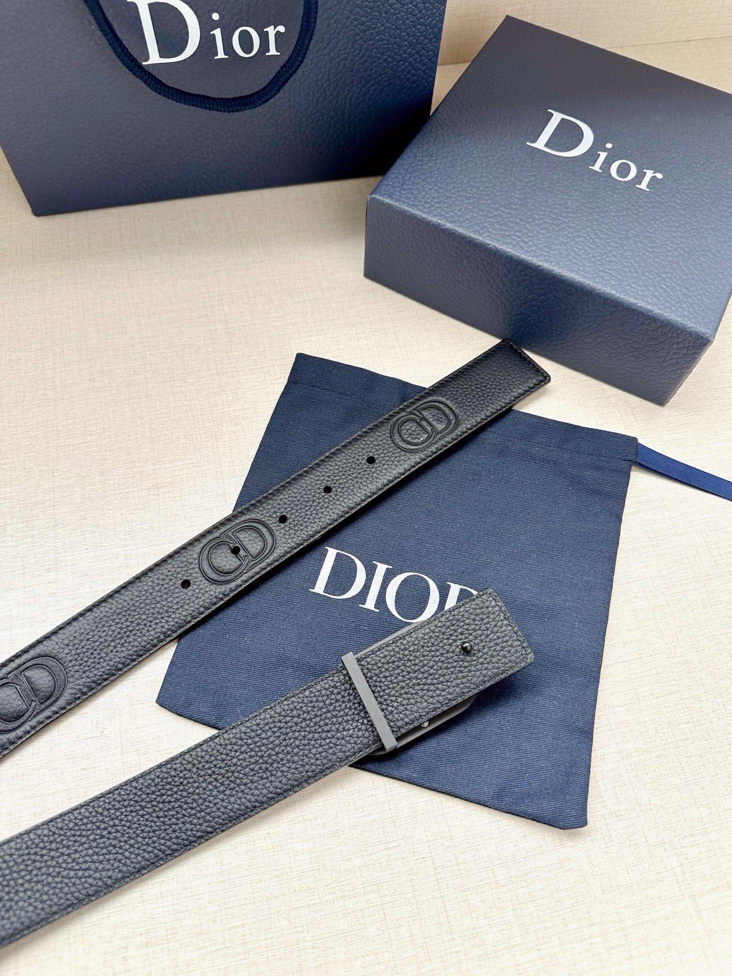 Dior高仿男士CD扣黑色牛皮皮帶低調奢華商務百搭經典款設計