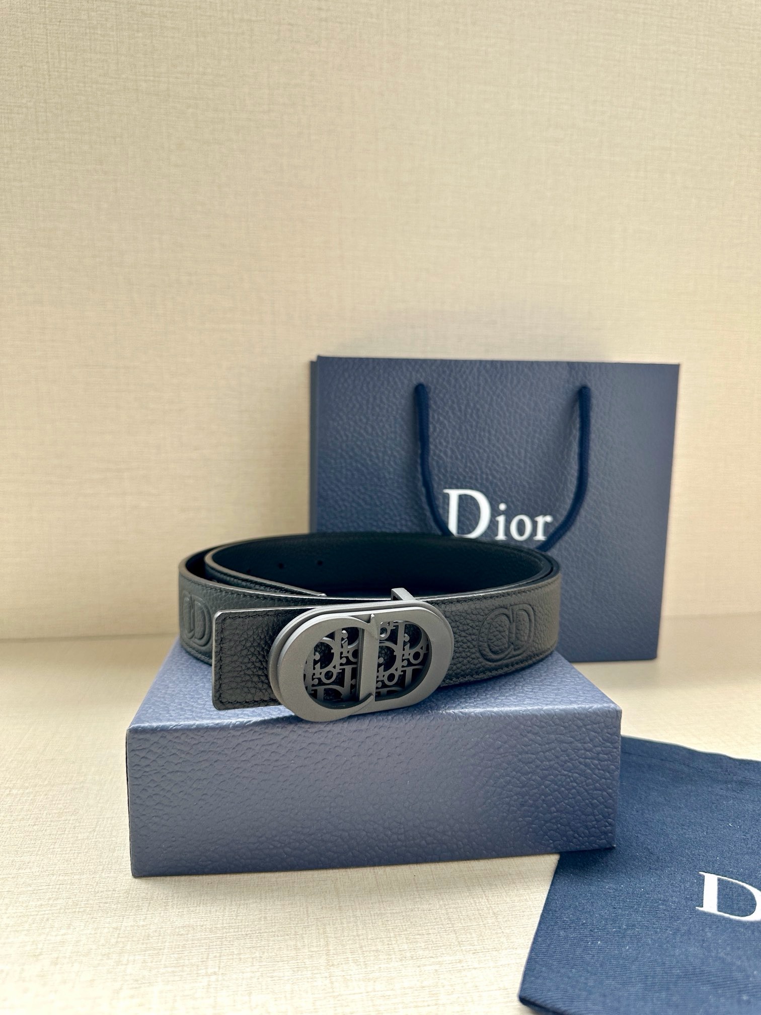 Dior高仿男士CD扣黑色牛皮皮帶低調奢華商務百搭經典款設計