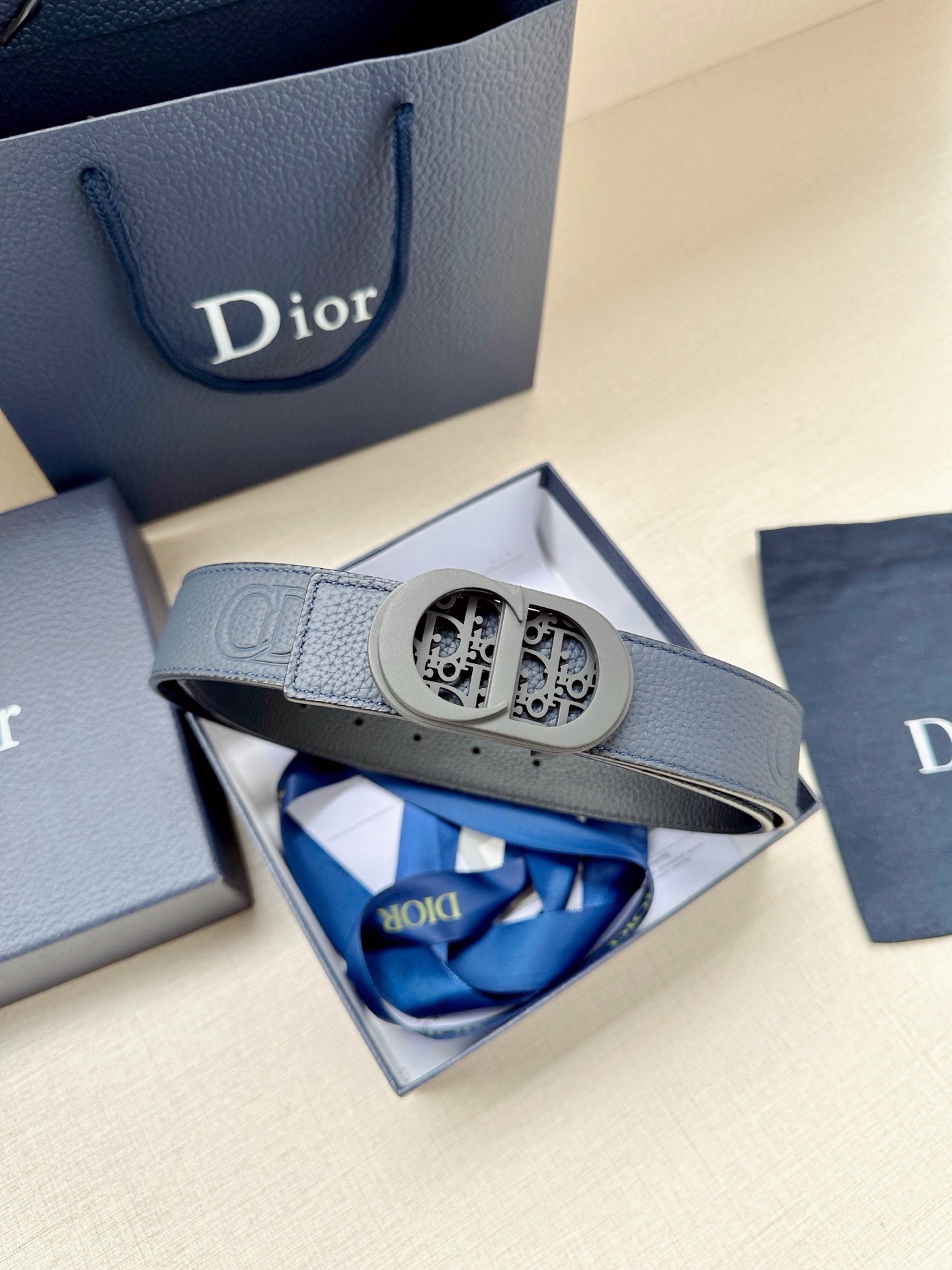 Dior高仿男女款CD扣深藍牛皮皮帶時尚百搭通勤休閒質感設計款| 10 Dior高仿男女款CD扣深藍牛皮皮帶時尚百搭通勤休閒質感設計款