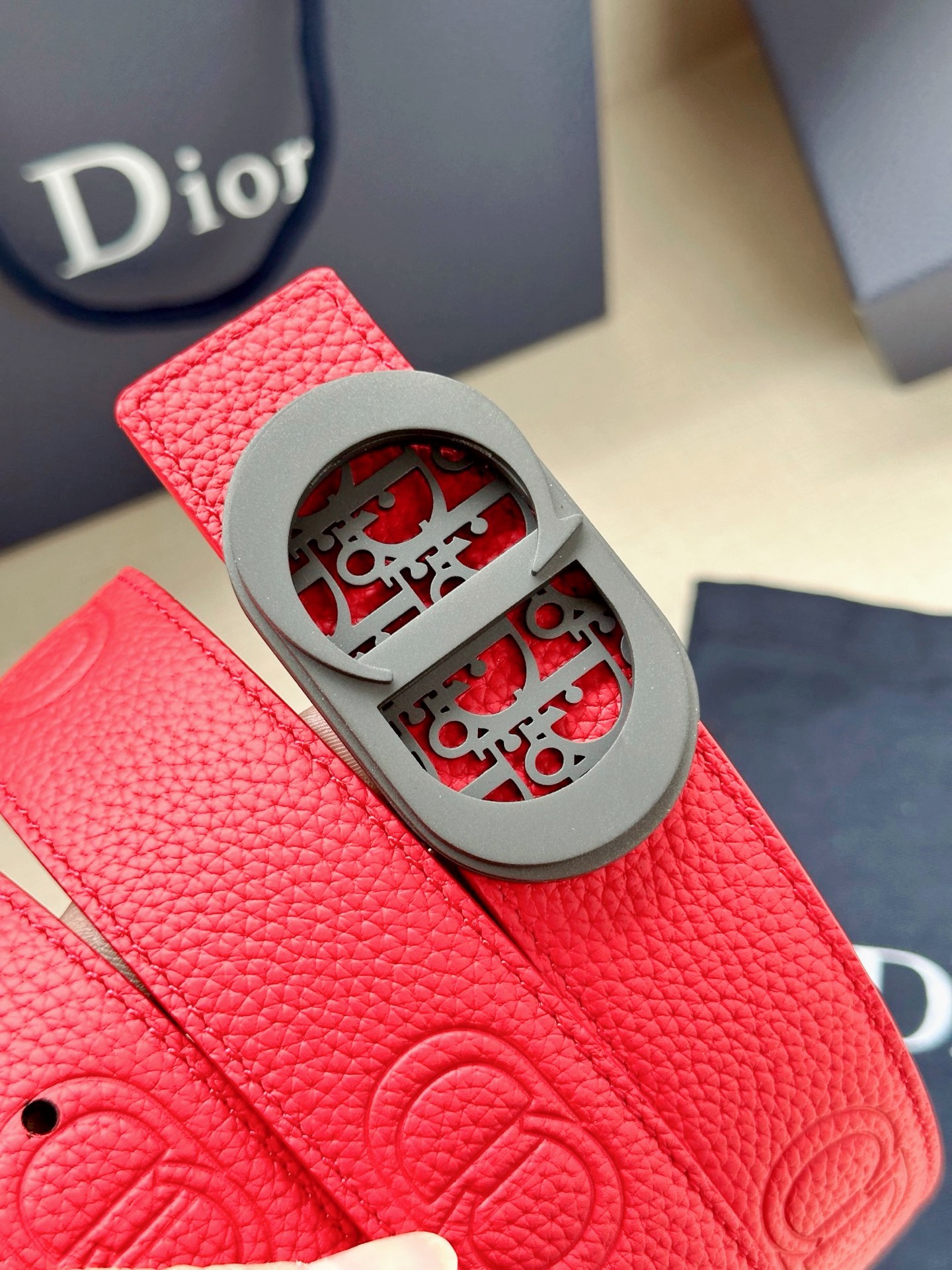 Dior原單男女款CD扣紅色牛皮皮帶亮眼時尚百搭潮流設計款| 12 Dior原單男女款CD扣紅色牛皮皮帶亮眼時尚百搭潮流設計款