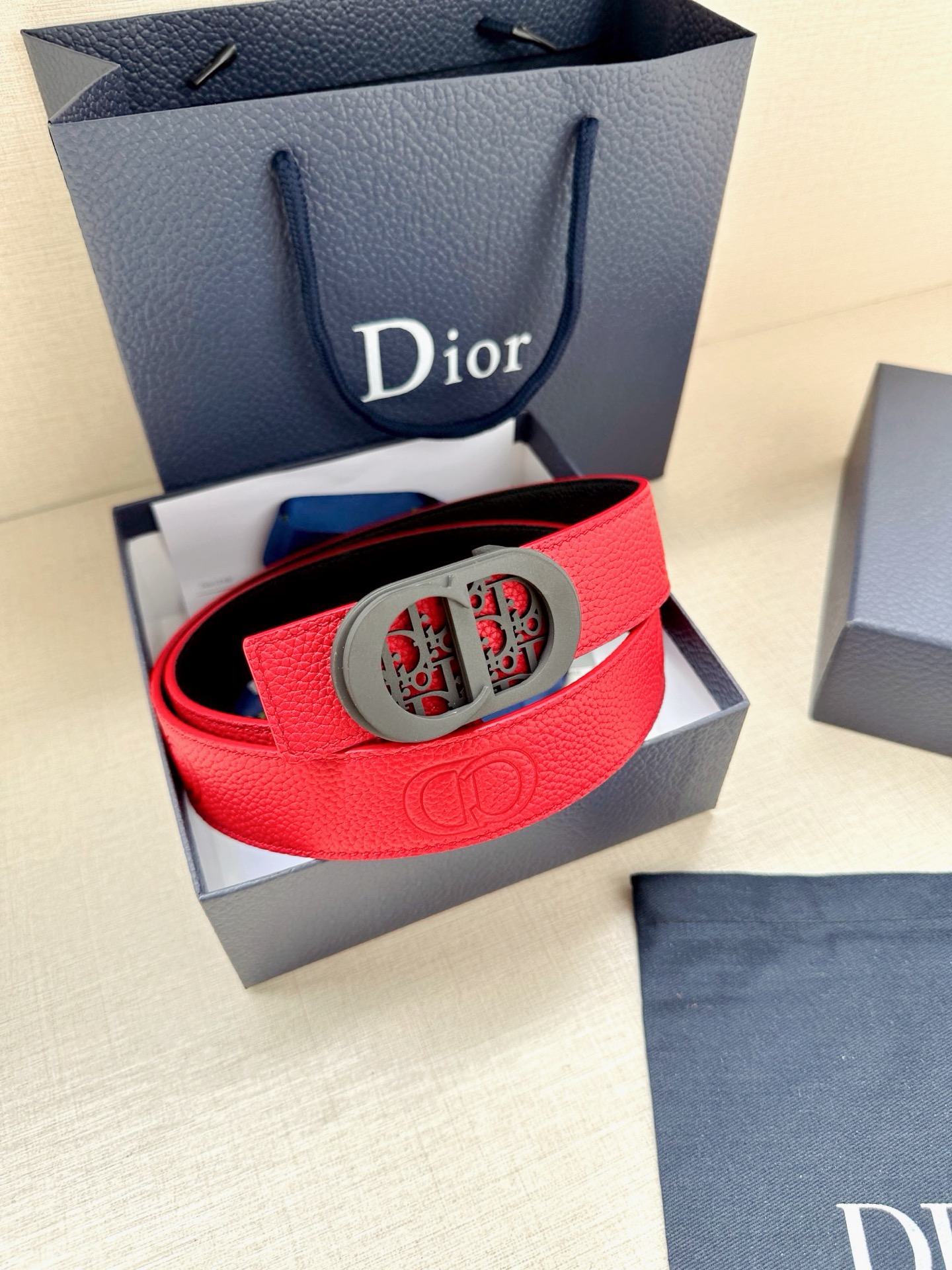 Dior原單男女款CD扣紅色牛皮皮帶亮眼時尚百搭潮流設計款| 9 Dior原單男女款CD扣紅色牛皮皮帶亮眼時尚百搭潮流設計款