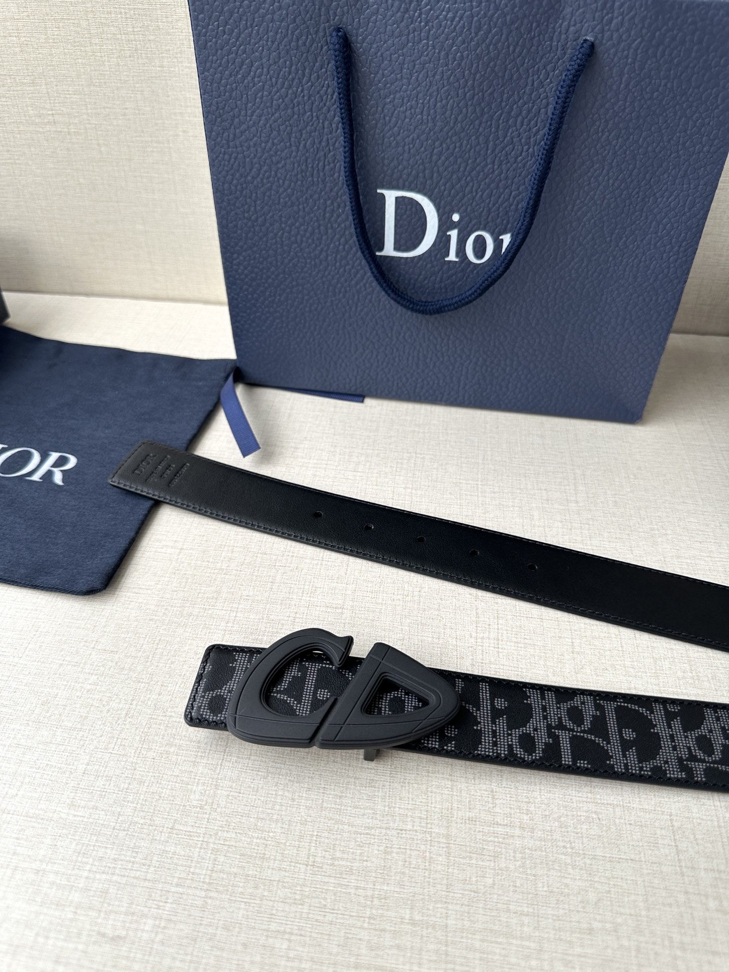 Dior一比一男女款CD滿版黑灰老花皮帶潮流街頭百搭設計款| 8 Dior一比一男女款CD滿版黑灰老花皮帶潮流街頭百搭設計款