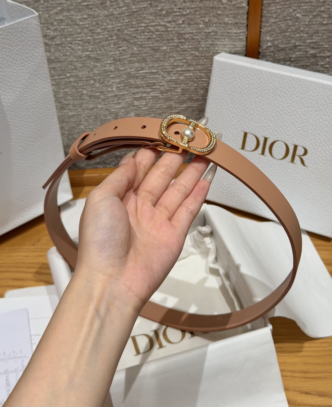 Dior高仿女士CD珍珠細腰帶杏色優雅氣質百搭時尚洋裝搭配款